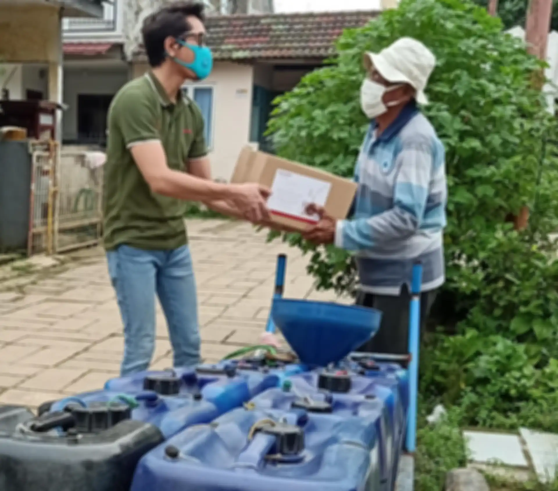 Bantuan paket sembako pada warga terdampak selama Covid-19 (sharp indonesia).