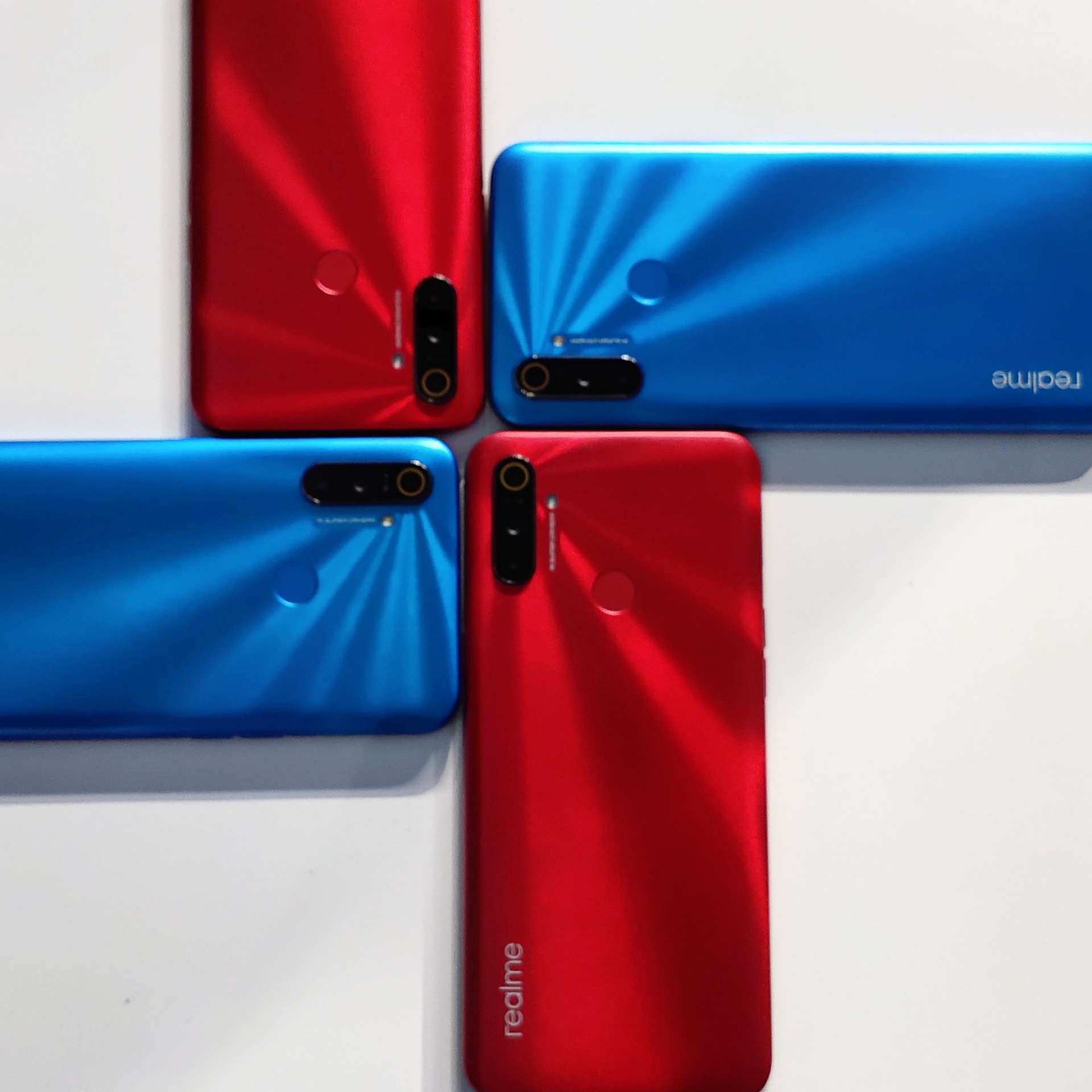 Dua varian warna Realme C3, Frozen Blue dan Glazing Red.