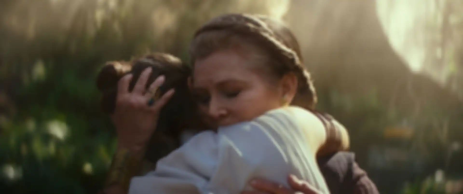 Meninggalnya Carrie Fisher memaksa JJ Abrams menggunakan footage lama, namun di film ini JJ juga menambahkan CGI untuk Leia