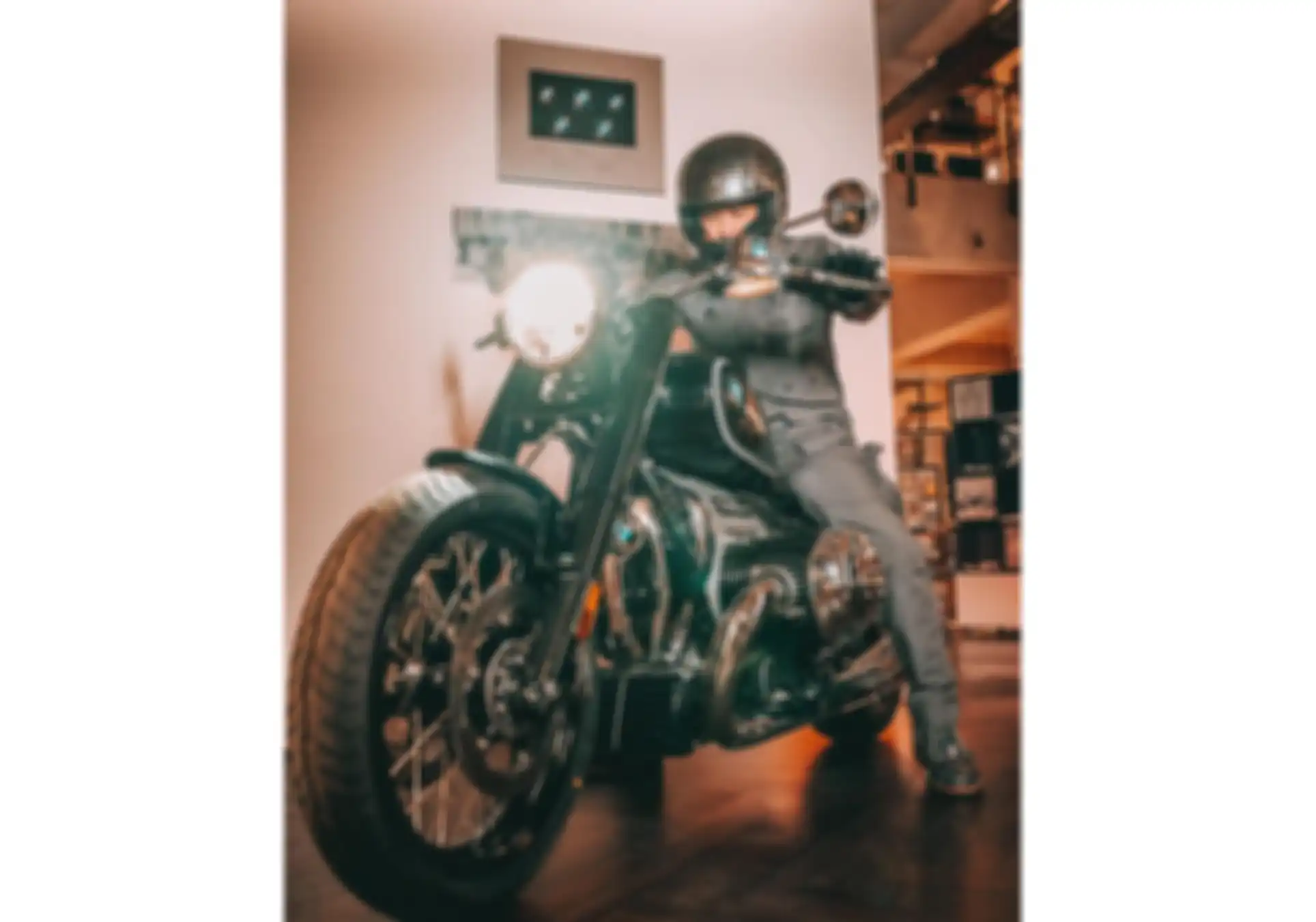 Ariel Noah menunggangi moge bergaya klasik, BMW R18
