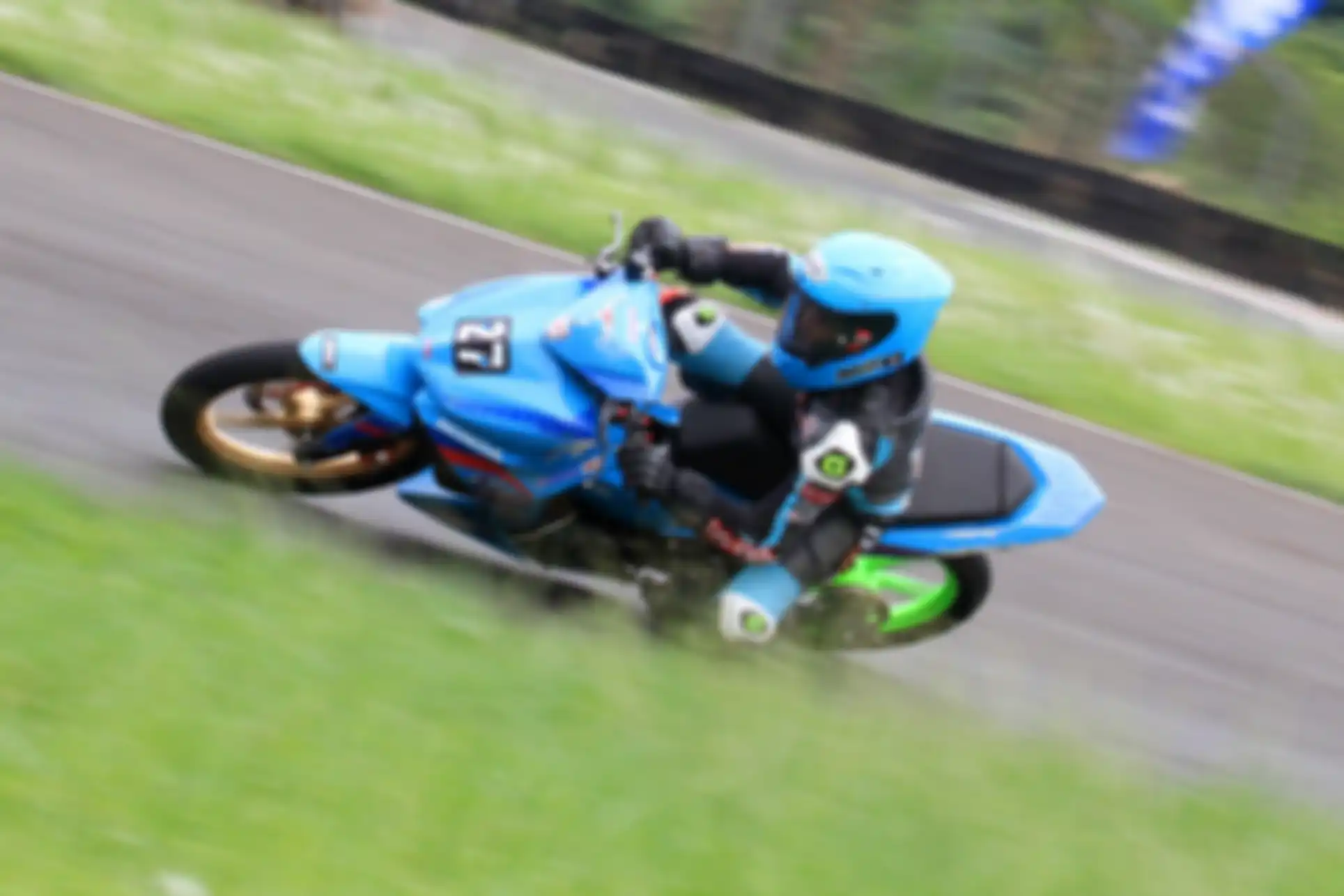 Pembalap Honda BKJU yang fokus pada kelas-kelas pembibitan dan menjadi juara nasional Motoprix. 