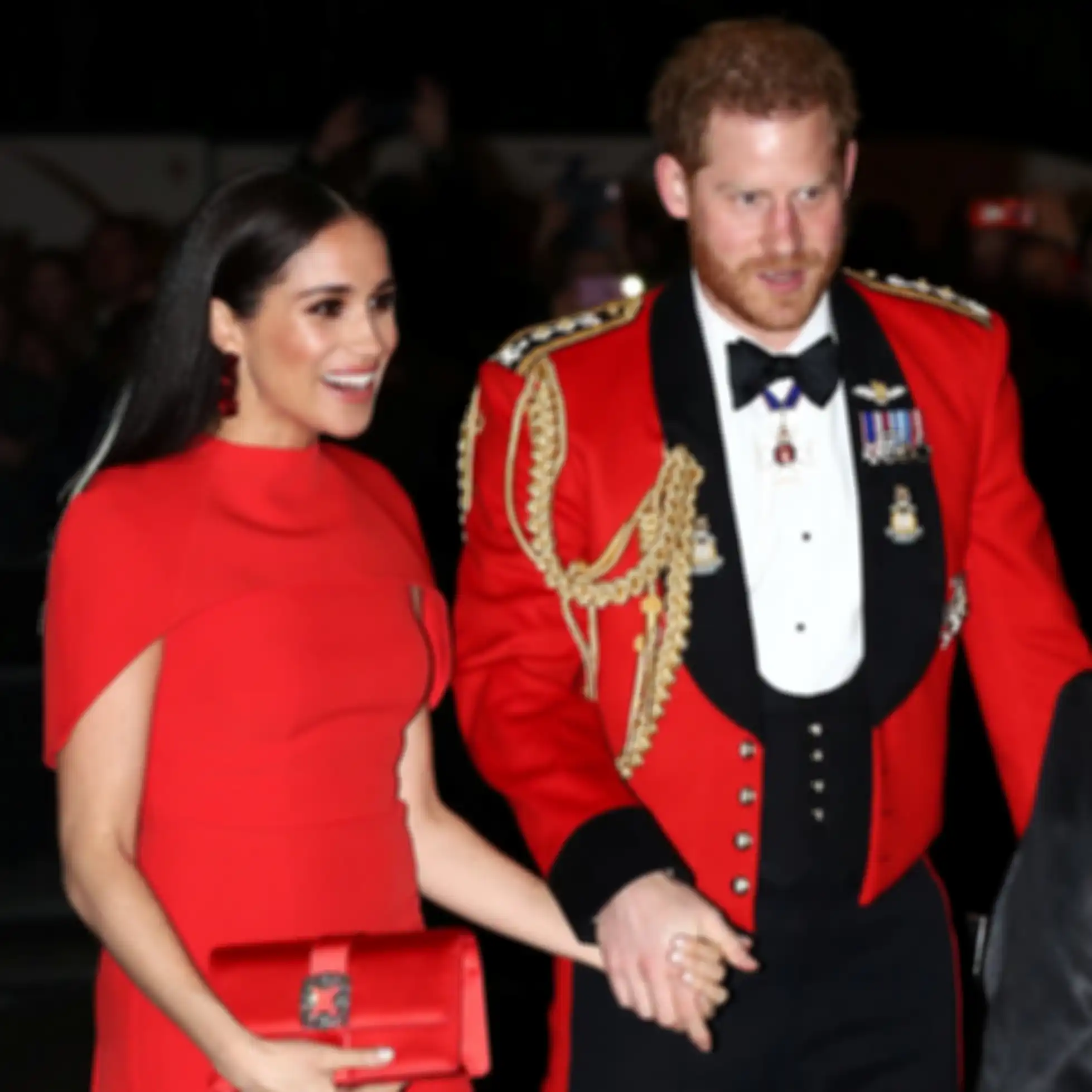 Meghan Markle kenakan clutch Manolo Blahnik Capri Cluth warna merah saat Mountbatten Festival of Music
