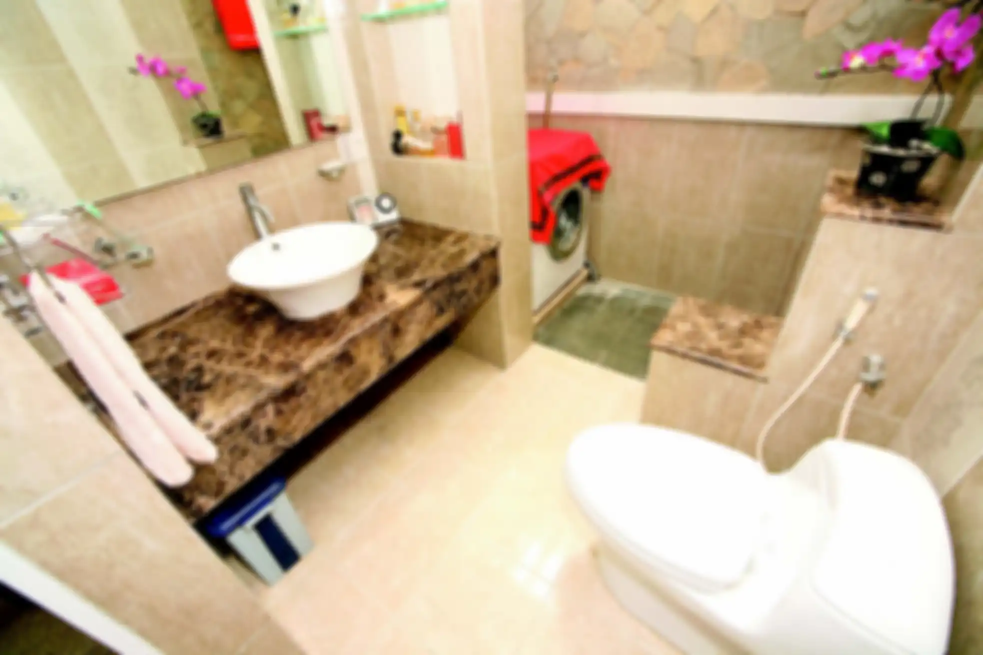 Jalur sirkulasi air di mesin cuci, shower, wastafel pun bisa diatur menjadi satu agar lebih rapi.