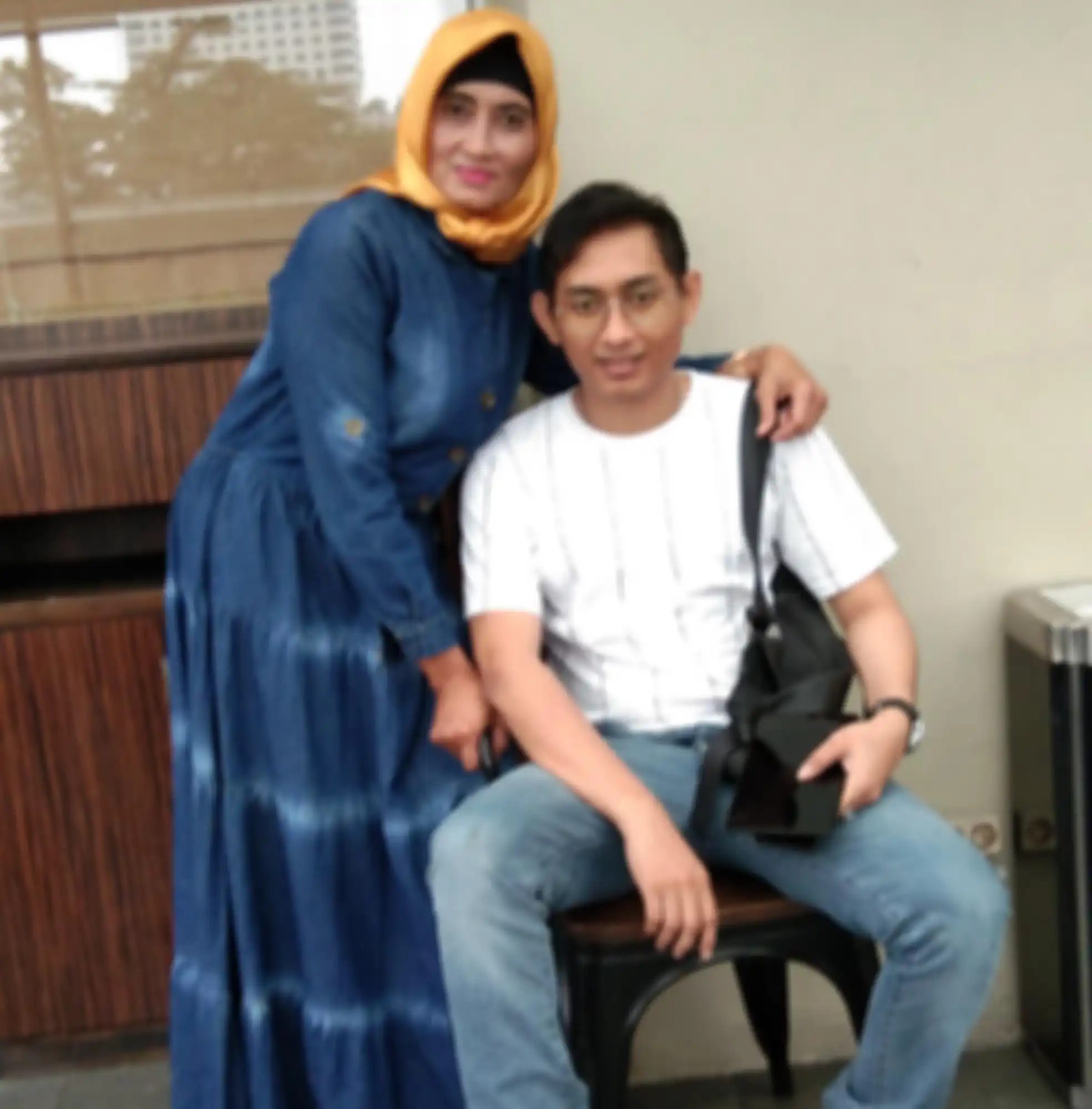 Fakarich Guru Indra Kenz berani melawan perintah polisi. Foto ibunda Fakarich digeruduk. Dulu kebelet jadi ibu pejabat di Medan. 