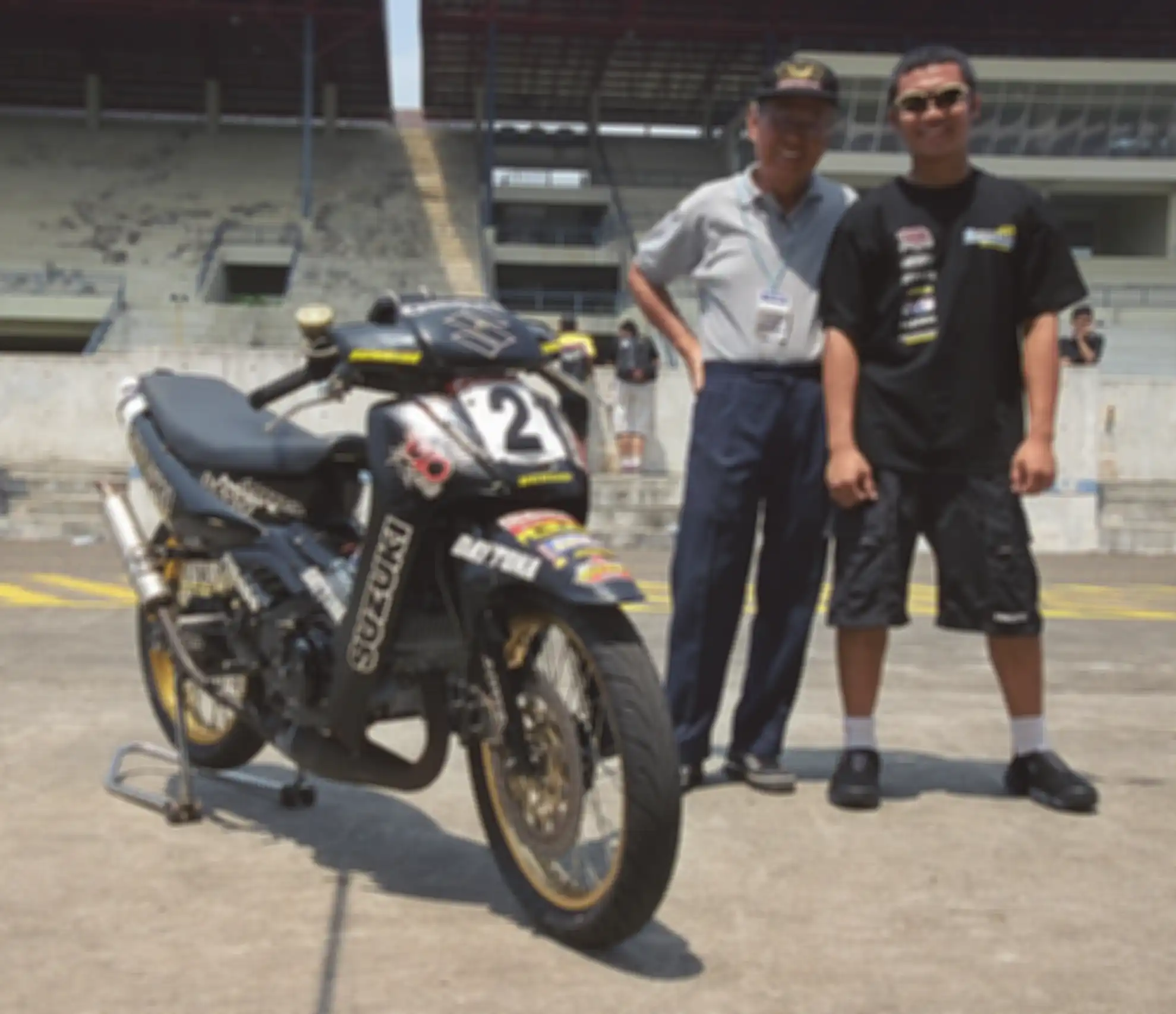 Om Cia dan pembalap road race Indonesia Hendriansyah underbone dengan Suzuki RG Sport