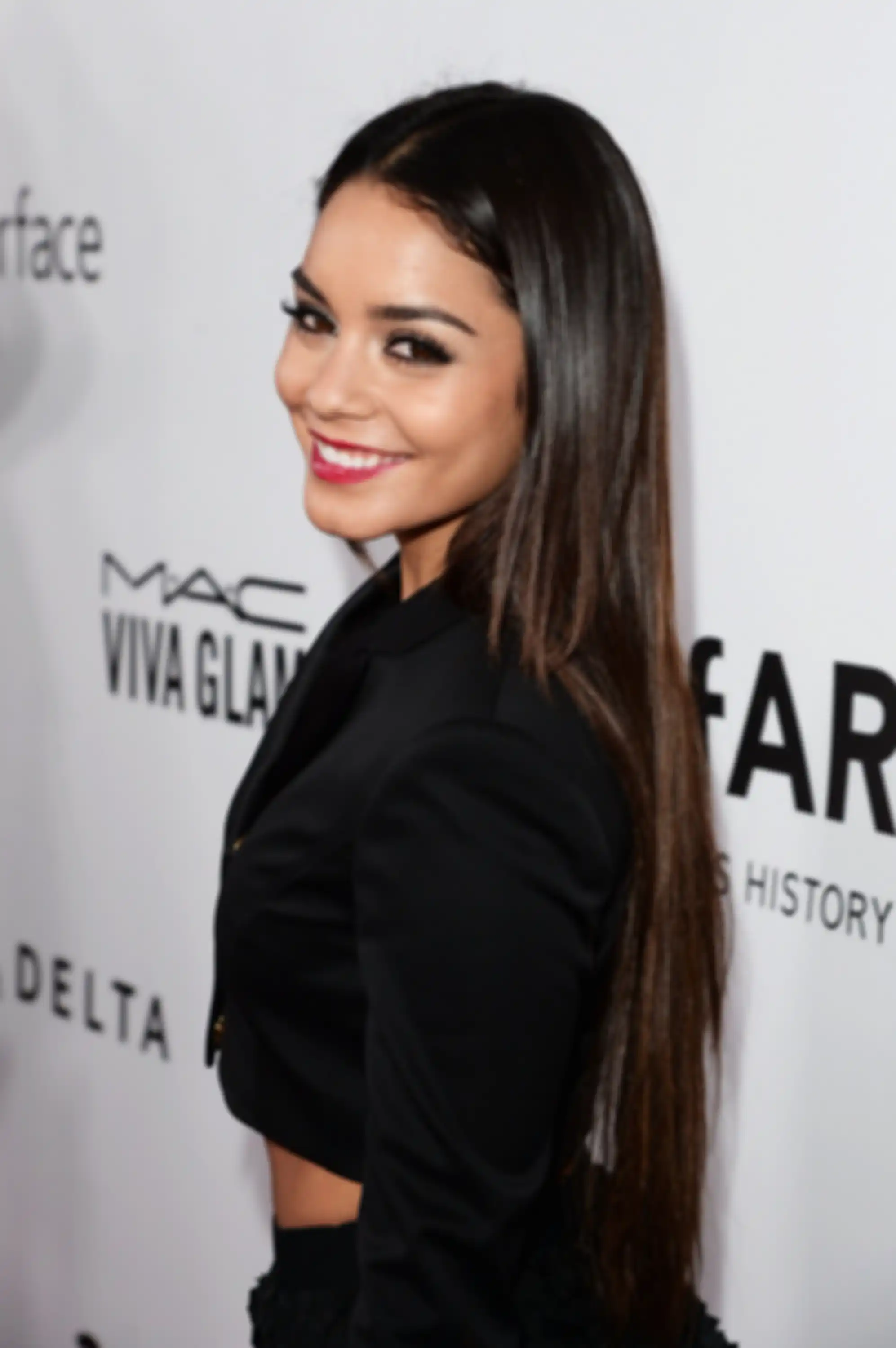 Vanessa Hudgens rambut lurus