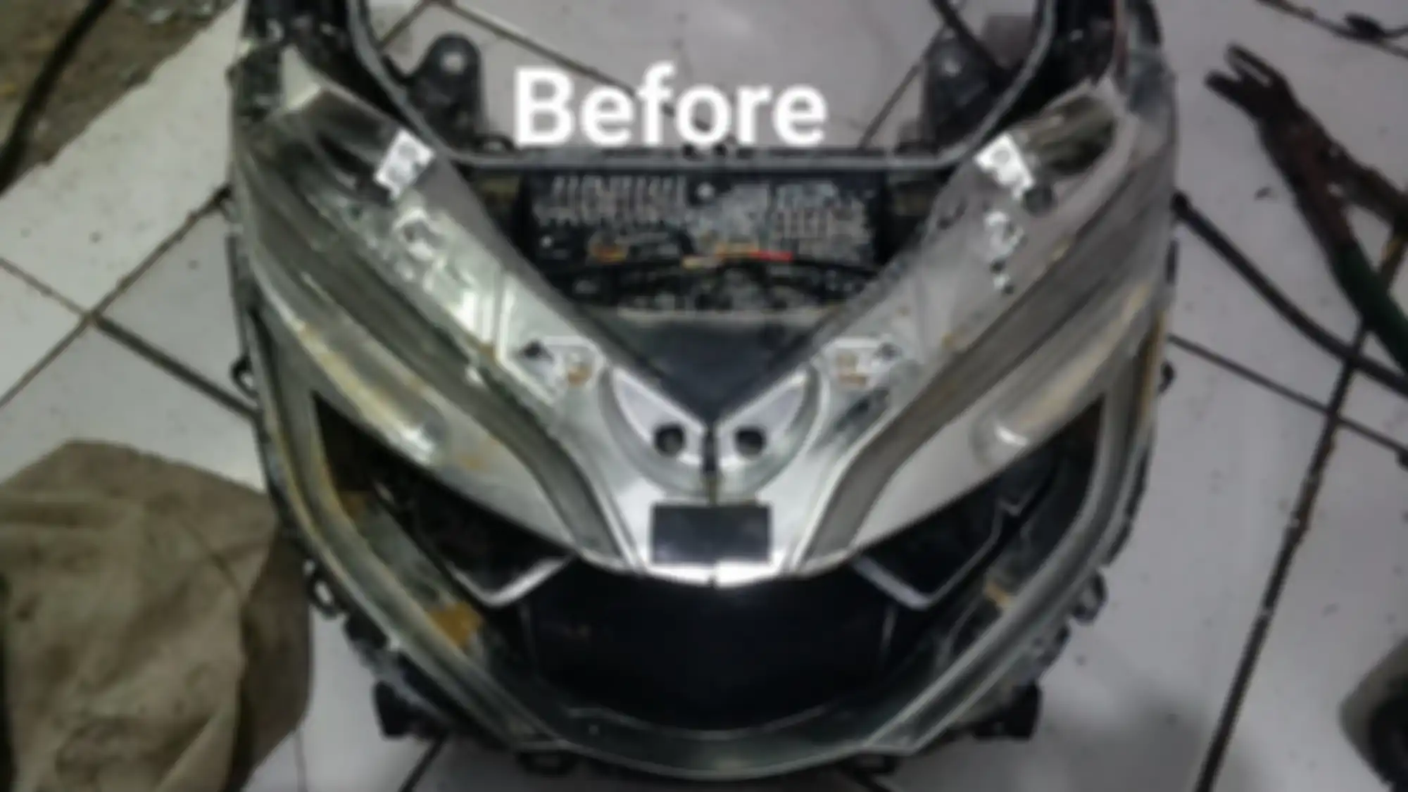 Lampu DRL Honda PCX setelah terendam banjir menyisakan noda dan kotoran, juga muncul korosi pada PCB