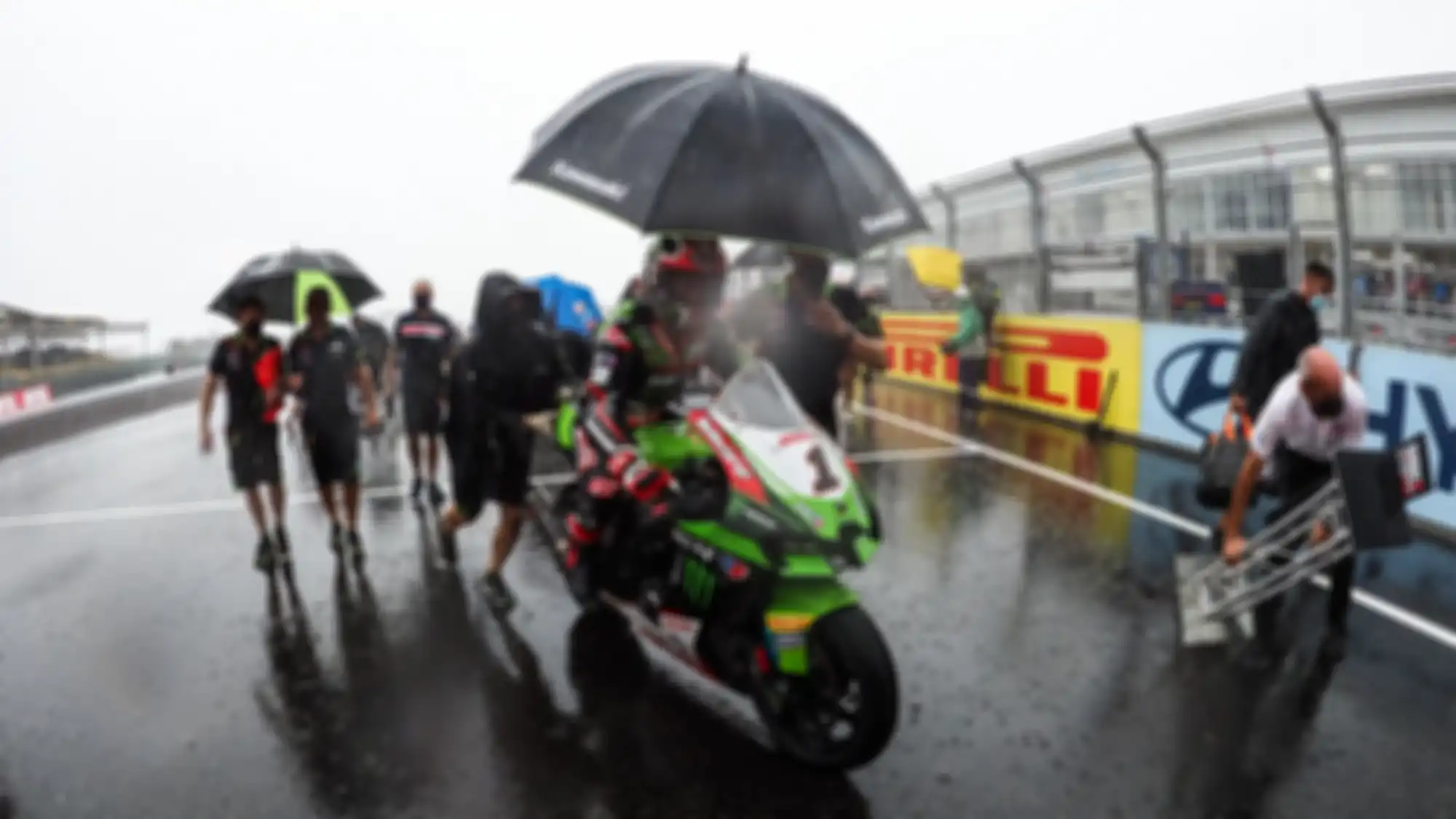Pembalap Kawasaki Racing, Jonathan Rea sudah mau siap-siap, malah hujan deras di Sirkuit Mandalika.