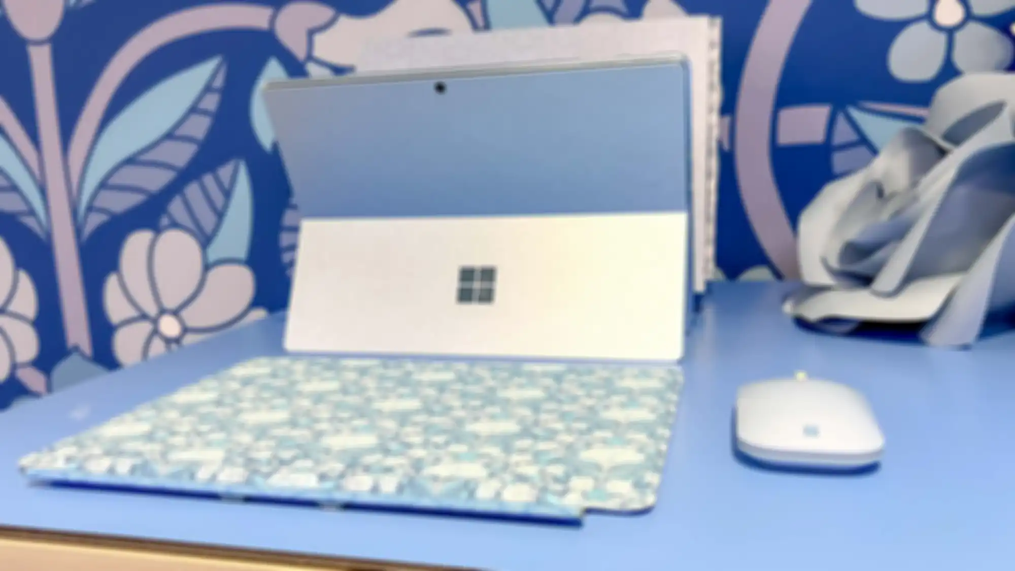 Microsoft Surface Pro 9 versi ARM yang hanya hadir dengan warna Platinum.