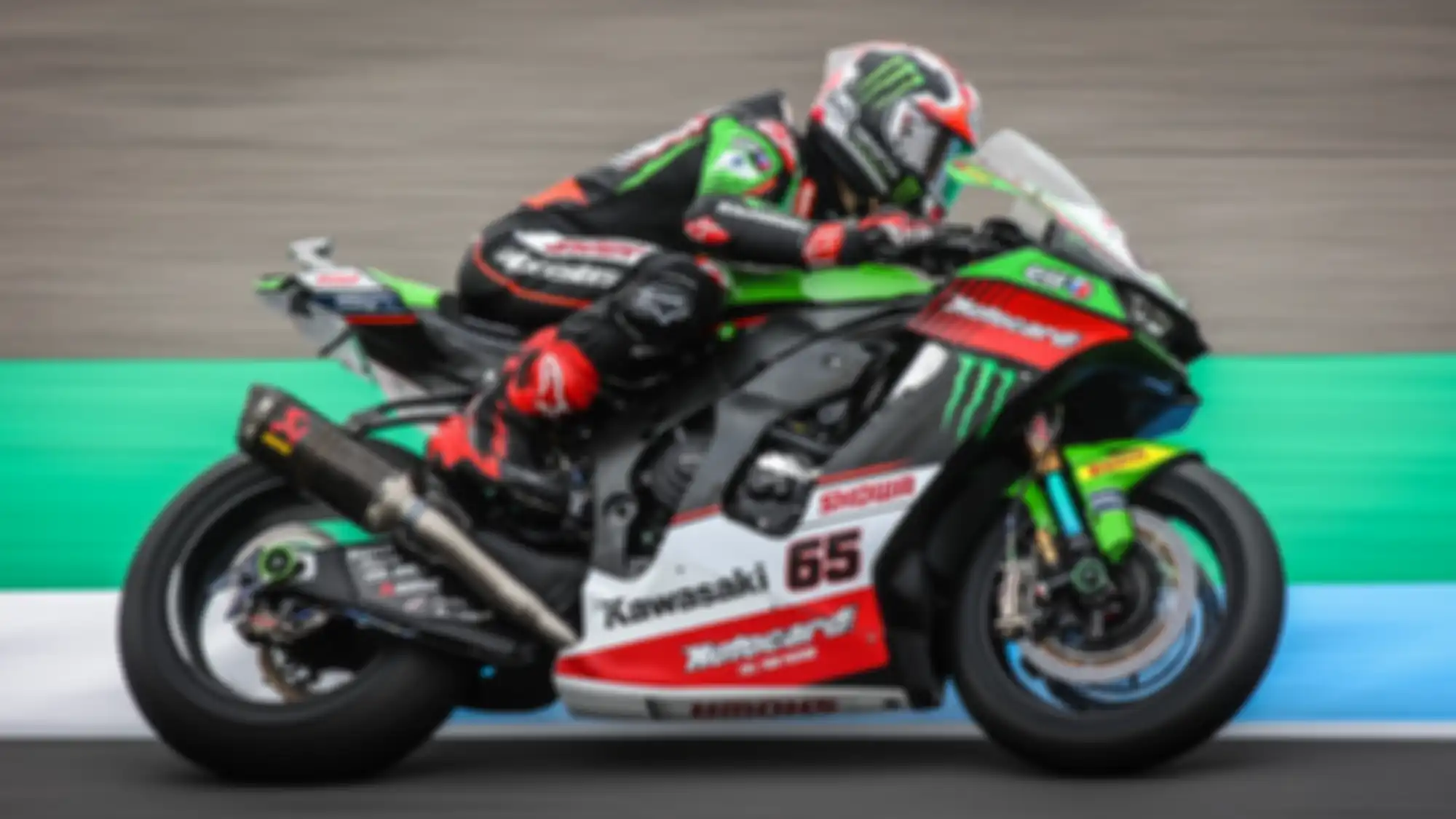 Jonathan Rea memakai motor Kawasaki Ninja ZX-10RR.