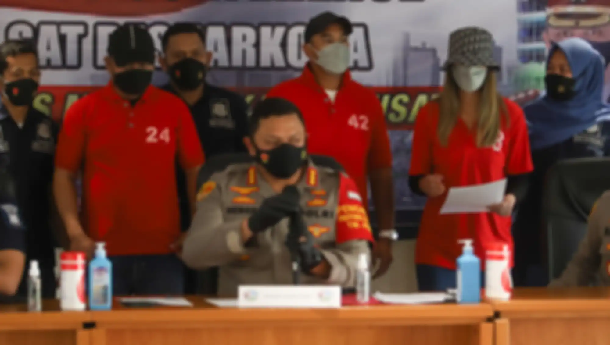 Nia Ramadhani, Ardi Bakrie, dan supirnya ZN di Polres Metro Jakarta Pusat, Sabtu (10/7/2021) 