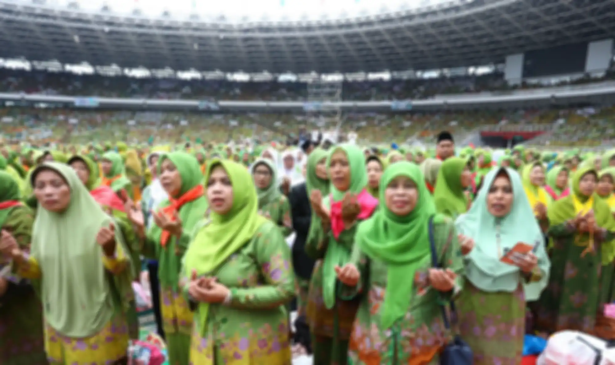Peserta dari Muslimat NU mengikuti Harlah ke 73 Muslimat NU, doa bersama untuk keselamatan bangsa dan maulidurrasul, di Stadion Utama Gelora Bung Karno, Senayan, Jakarta, Minggu (27/1/2019). Acara tersebut mengangkat tema Khidmah Muslimat NU, Jaga Aswaja, Teguhkan Bangsa. TRIBUNNEWS/IRWAN RISMAWAN