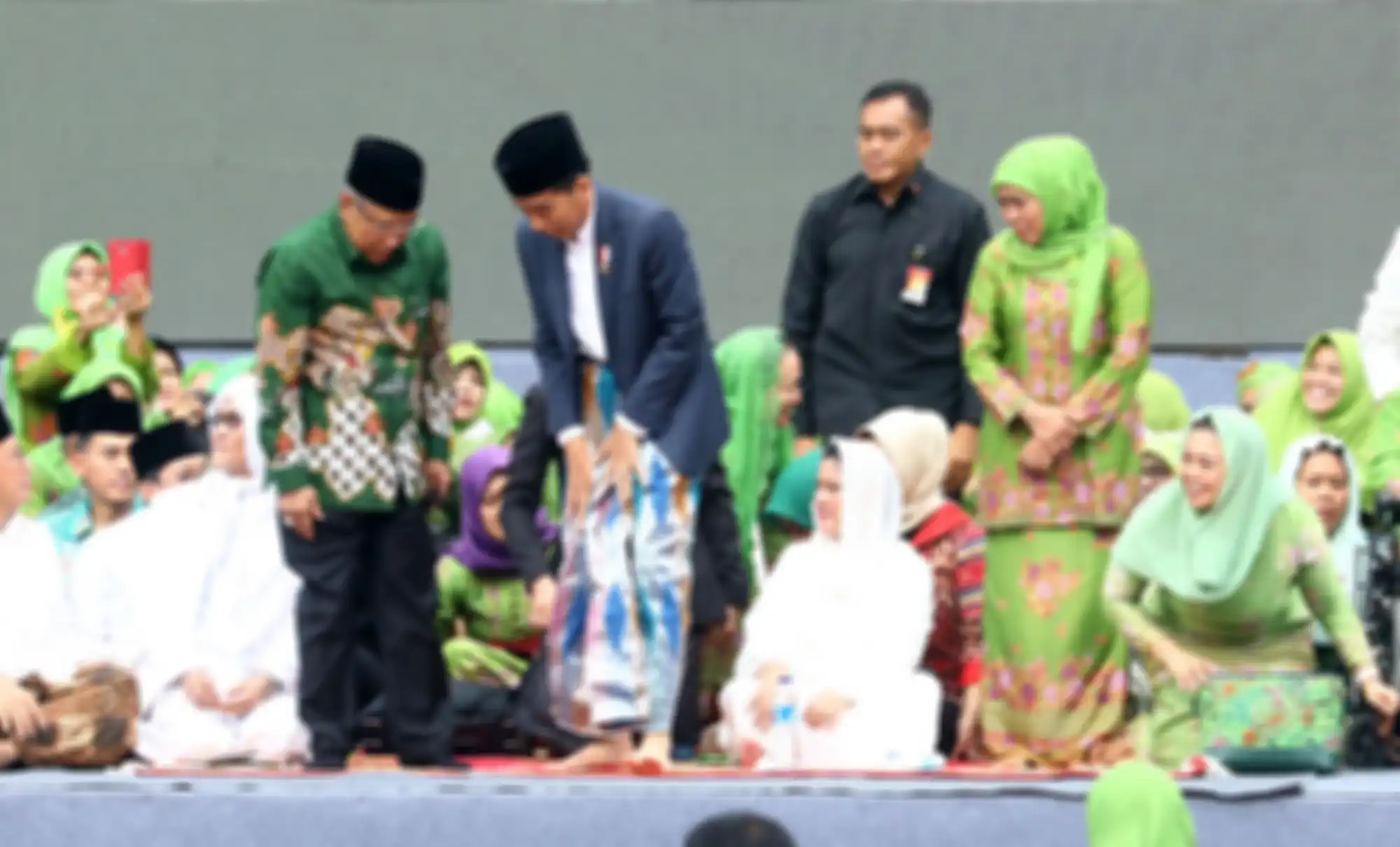 Presiden Joko Widodo (kedua kiri) didampingi Ibu Negara Iriana Joko Widodo (tengah), Ketua Umum PBNU Said Aqil Siroj (kiri), Ketua Muslimat Nahdatul Ulama Kofifah Indar Parawansa (kedua kanan), dan Ketua Pelaksana Harlah Muslimat NU Yenny Wahid (kanan) saat menghadiri Harlah ke 73 Muslimat NU, doa b