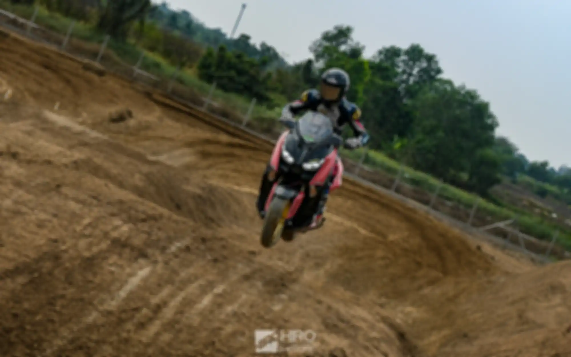 Yamaha XMAX digeber di lintasan balap motorcross.