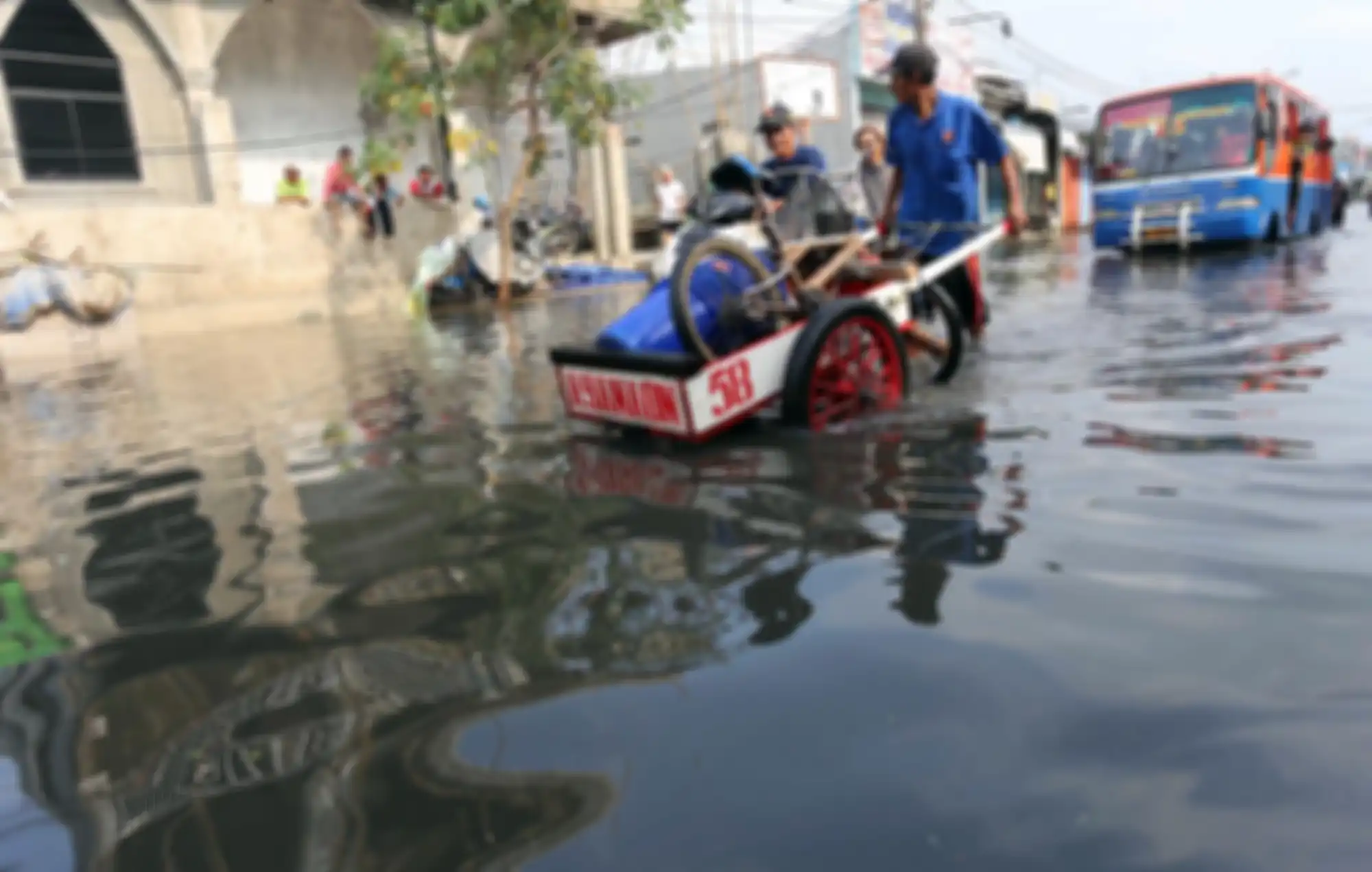 Pengendara melintasi banjir yang menggenangi Jalan Kramat Jaya, Semper Barat, Jakarta Utara, Rabu (12/3/2014). Setiap kali hujan lebat mengguyur kawasan itu, jalan tersebut selalu banjir. Hal itu diperparah oleh sistem drainase yang buruk. Warta Kota/angga bhagya nugraha