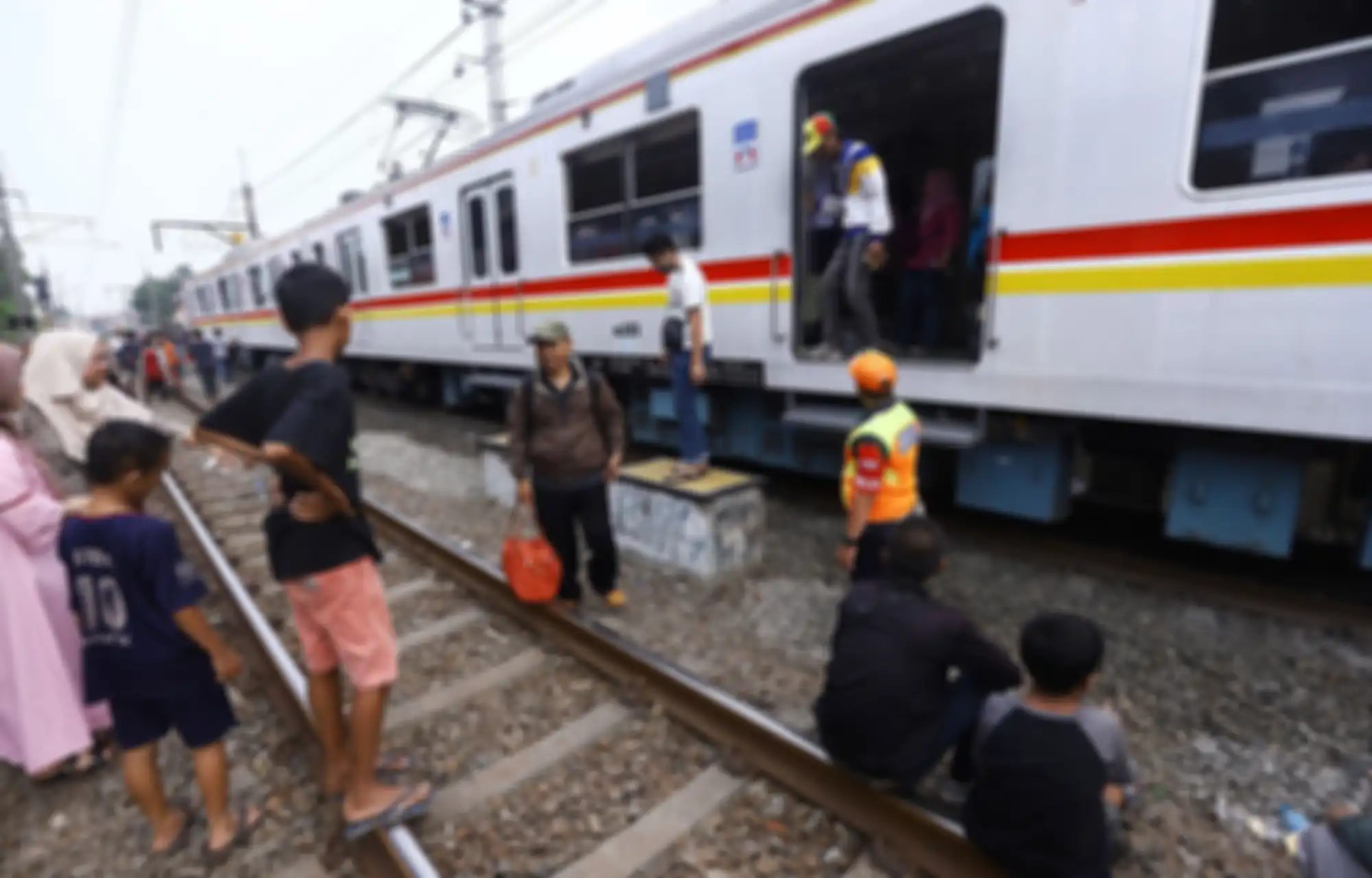 Penumpang terpaksa turun dari kereta rel listrik (KRL) yang berhenti di perlintasan Bukit Duri Jakarta Selatan, akibat padamnya listrik, Minggu (4/8/2019). Aliran listrik di Banten, Jabodetabek hingga Bandung terputus akibat adanya gangguan pada sejumlah pembangkit di Jawa. TRIBUNNEWS/HERUDIN 