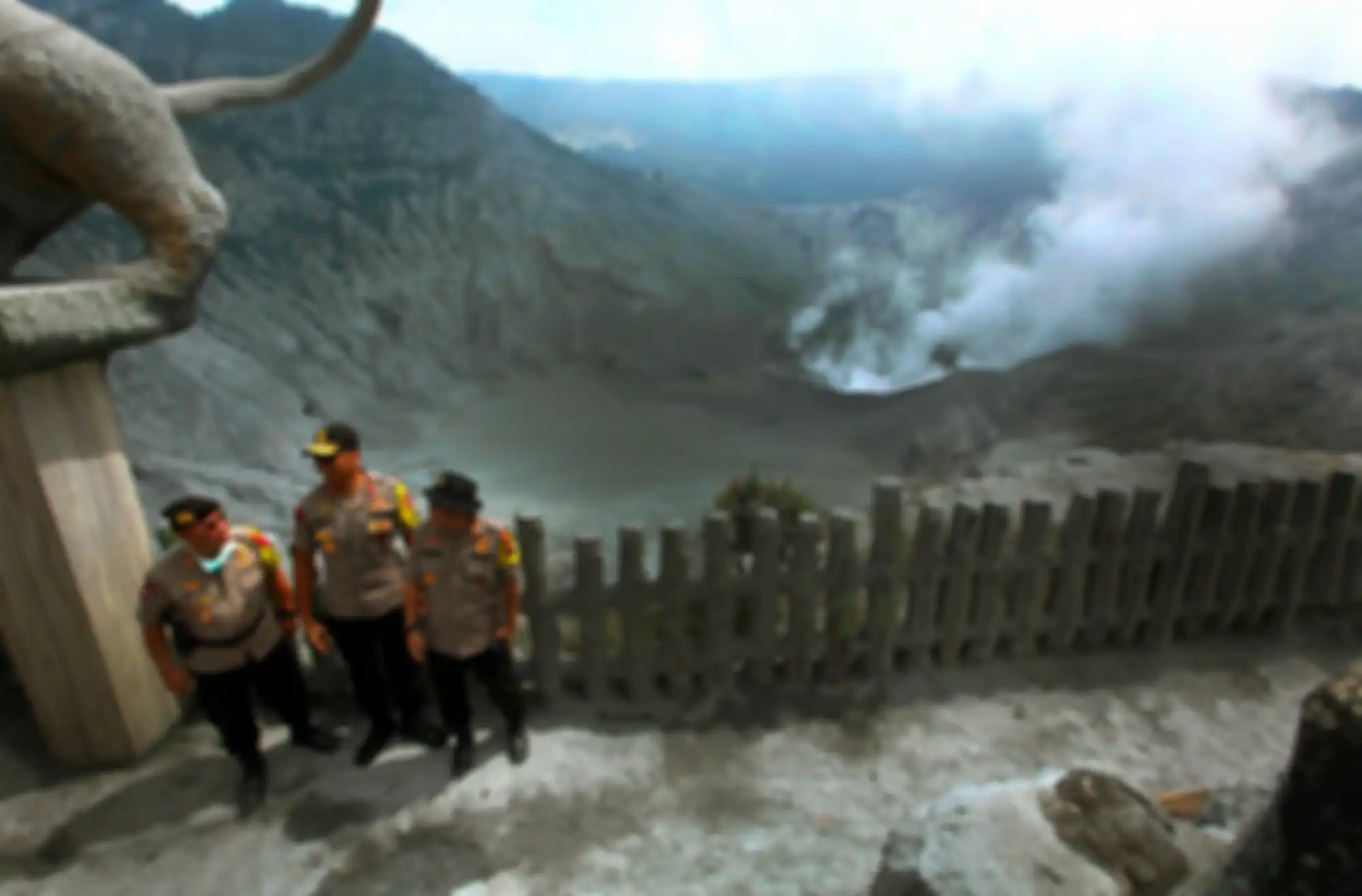Kapolda Jawa Barat Irjen Pol Rudy Sufahriadi (tengah) bersama jajaran Polda Jabar berfoto usai melakukan pengamanan di kawasan Kawah Ratu Gunung Tangkuban Parahu, Desa Cikole, Kecamatan Lembang, Kabupaten Bandung Barat, Sabtu (27/7/2019). Menyusul erupsi pada Jumat (26/7), Taman Wisata Alam Tangkuba