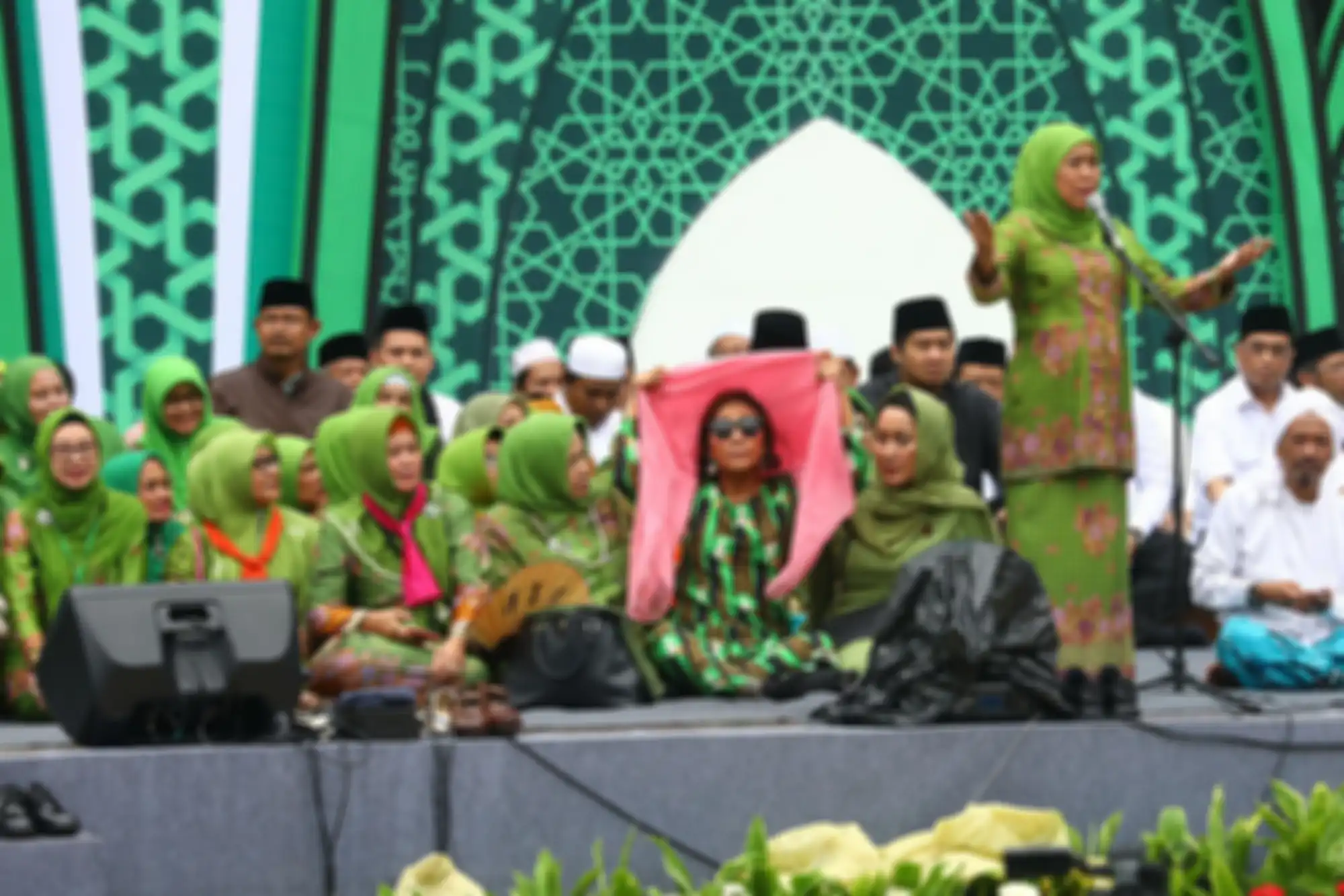 Ketua Muslimat Nahdatul Ulama Kofifah Indar Parawansa memberi sambutan saat peringatan Harlah ke 73 Muslimat NU, doa bersama untuk keselamatan bangsa dan maulidurrasul, di Stadion Utama Gelora Bung Karno, Senayan, Jakarta, Minggu (27/1/2019). Acara tersebut mengangkat tema Khidmah Muslimat NU, Jaga