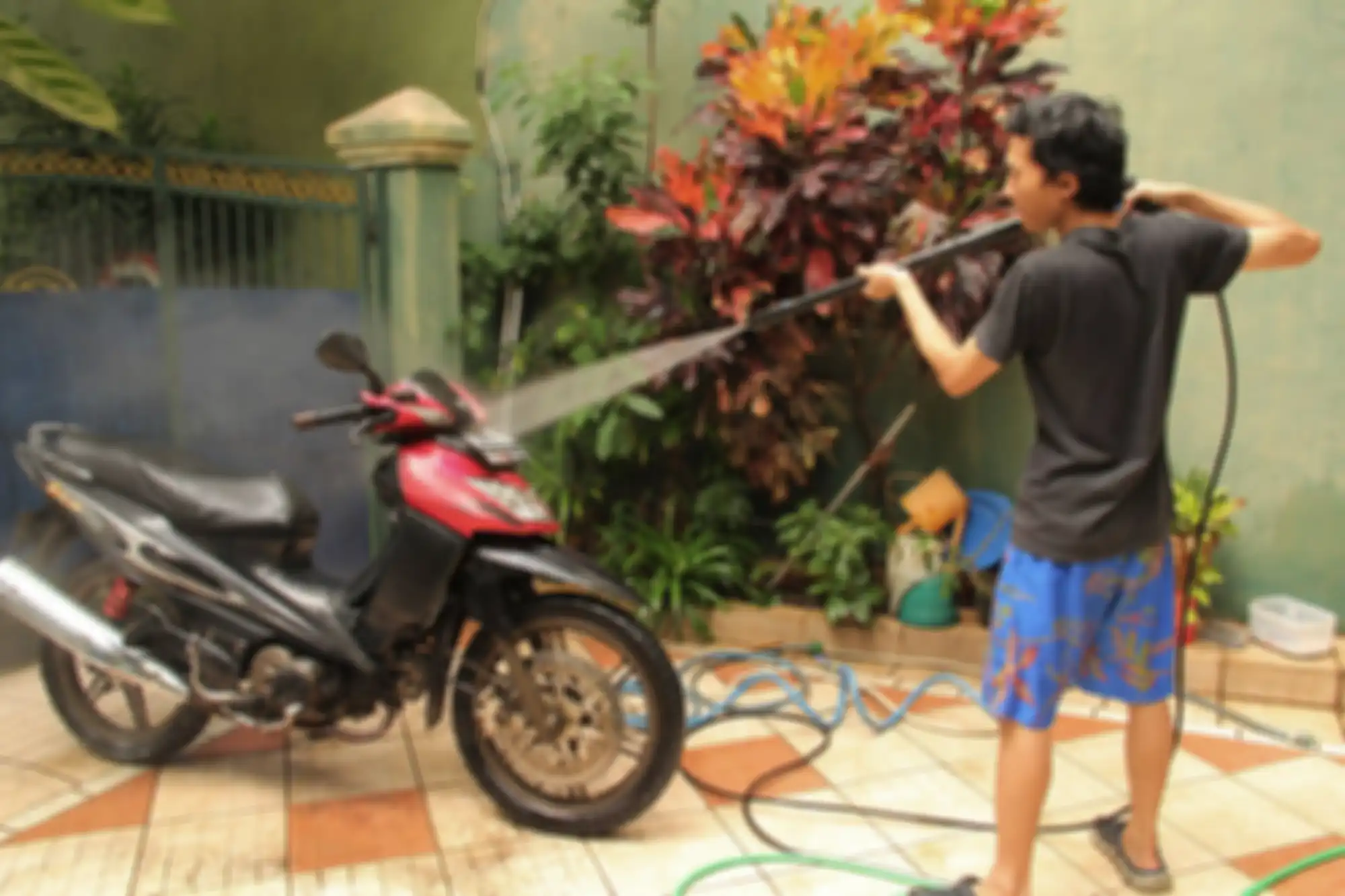 Ilustrasi cuci motor sendiri di rumah