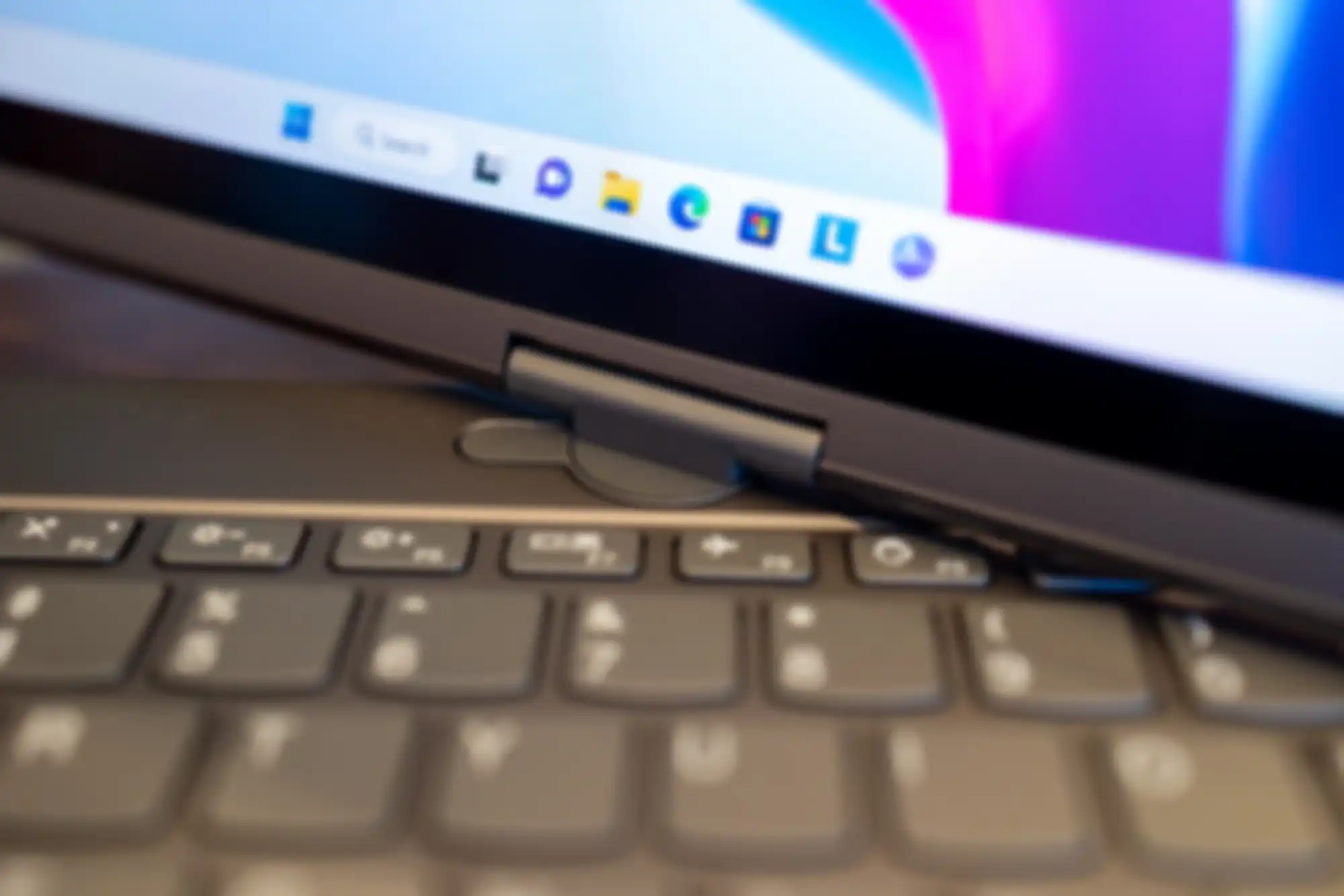 engsel layar pada Lenovo ThinkBook Plus Twist