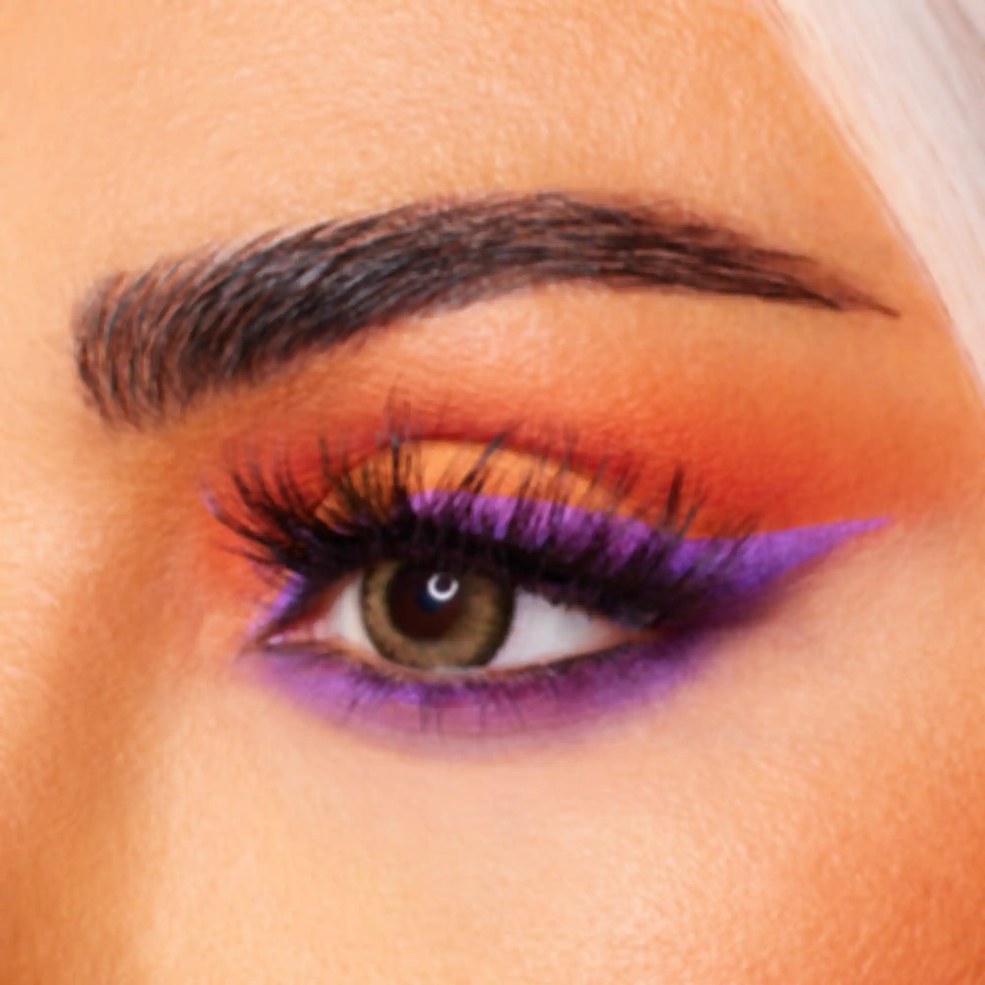 Perpaduan warna eyeshadow oranye dan ungu