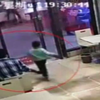 (Video) Teganya, Wanita Hamil Ini Jegal Kaki Balita Hingga Terjatuh