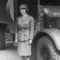 Pada PD II, Ternyata Ratu Elizabeth II Pernah Menjadi Anggota Militer dan Mekanik Truk 