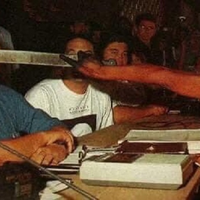 Berani Menggesek-gesekkan Parang Tajam di Pipi Seorang Presiden Perusahaan Besar, Apa yang Diucapkan Wanita Ini Kemudian Benar-benar Lebih Tajam dari Parang yang Dipegangnya