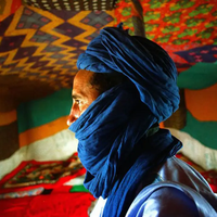 ‘Manusia Biru Gurun Sahara’, Mengenal Suku Tuareg, Para Prianya Punya Tradisi Tutupi Wajah Mereka dengan Kerudung Biru yang Tidak Pernah Dicopot Bahkan di Depan Anggota Keluarganya