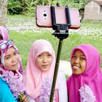 Liburan? Jangan Lupa Simak 7 Tips Ber-Selfie yang Aman Ini