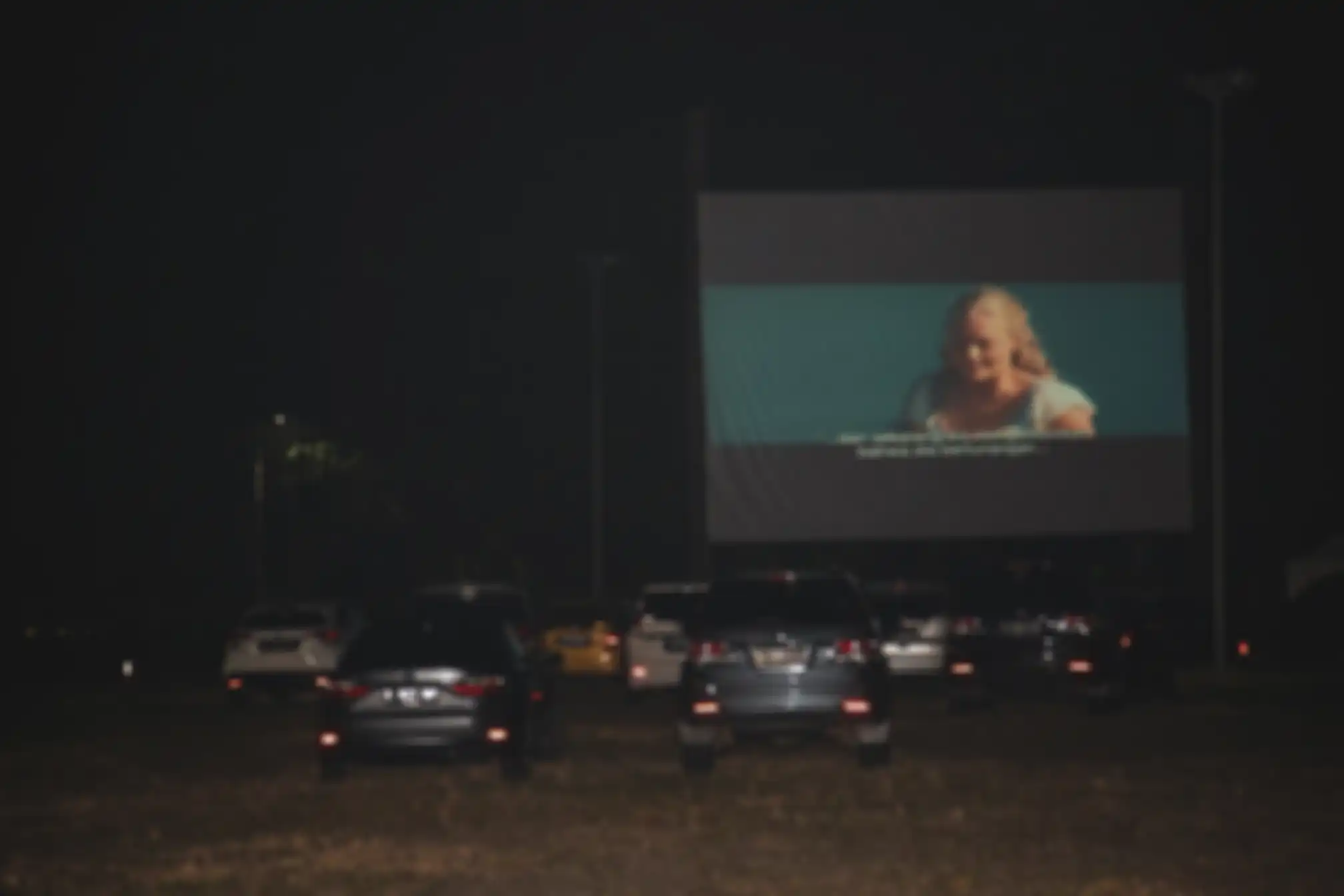 Situasi saat drive-in senja memutarkan film yang ditonton oleh para penggemar film lewat mobil