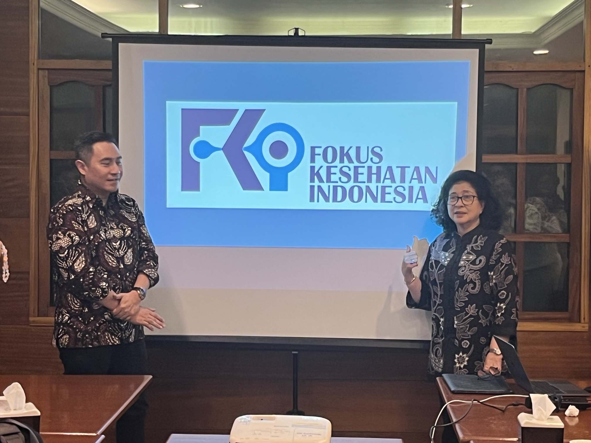 Dr. dr. Ray Wagiu Baswori, MKK, FRSPH (Koordinator Riset dan Kajian FKI) dan Prof. Nila F Moeloek (Direktur Eksekutif FKI) saat media briefing di Beautika Restaurant, Jakarta, pada Selasa, (22/10/2024)