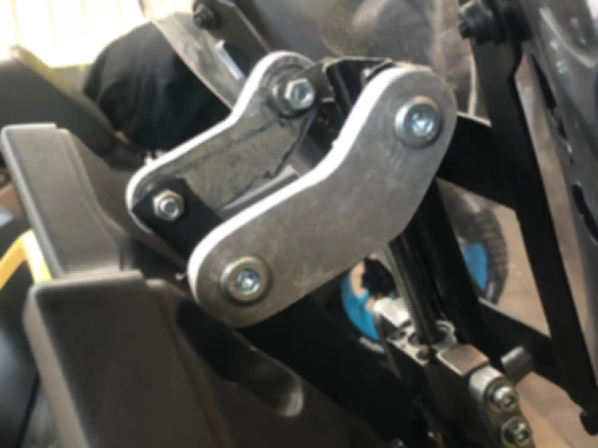 Engsel windshield dibuat dari aluminium khas dari Fat Motorsport