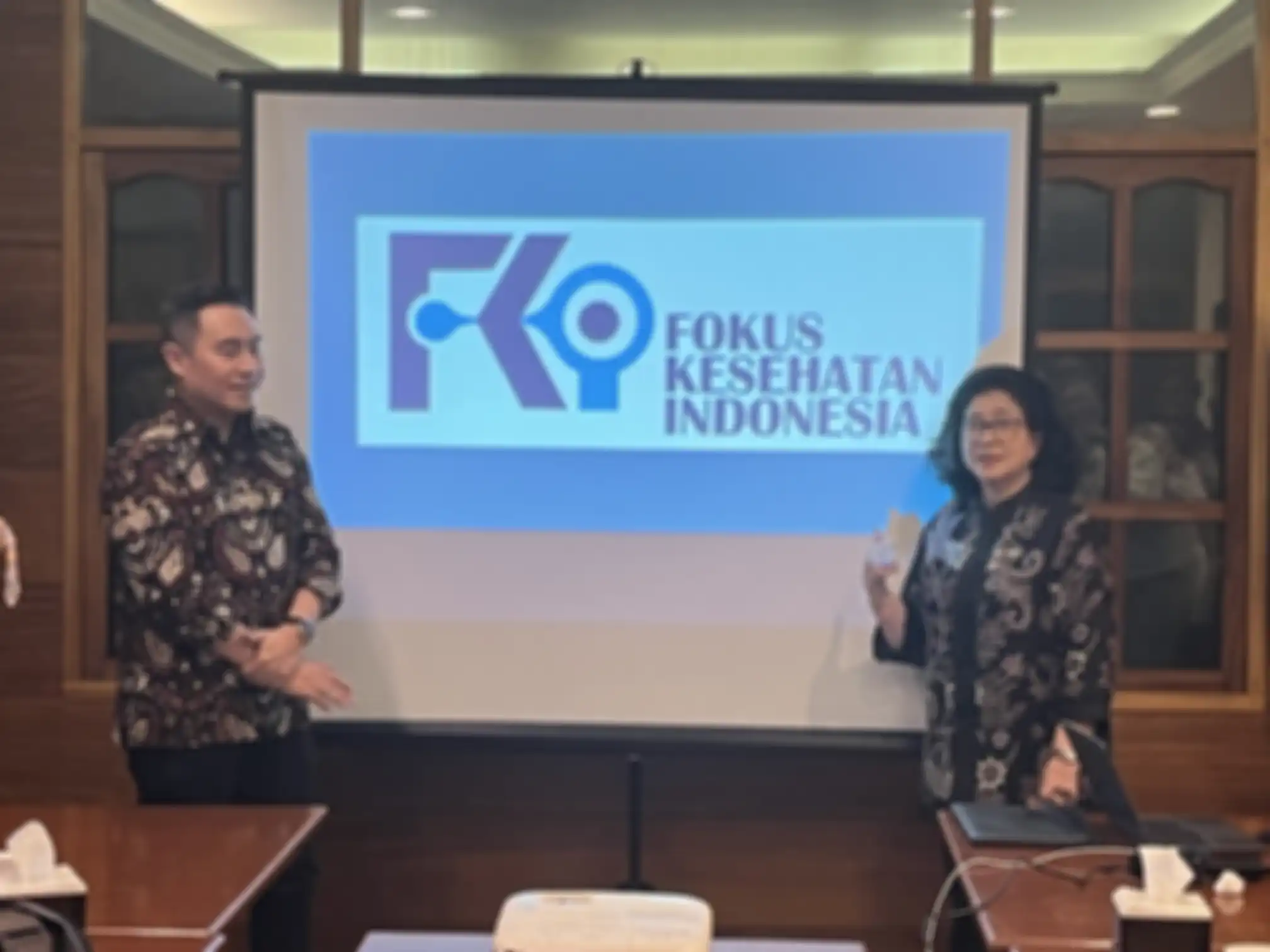 Dr. dr. Ray Wagiu Baswori, MKK, FRSPH (Koordinator Riset dan Kajian FKI) dan Prof. Nila F Moeloek (Direktur Eksekutif FKI) saat media briefing di Beautika Restaurant, Jakarta, pada Selasa, (22/10/2024)