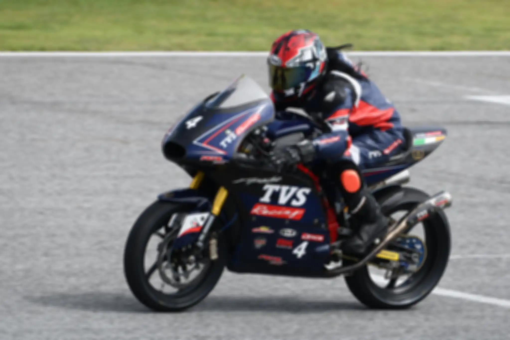 Aksi Wiwi Mungil di atas TVS Apache RR310 OM Asia yang jauh lebih proper digunakan untuk balap, mirip motor Moto3. 