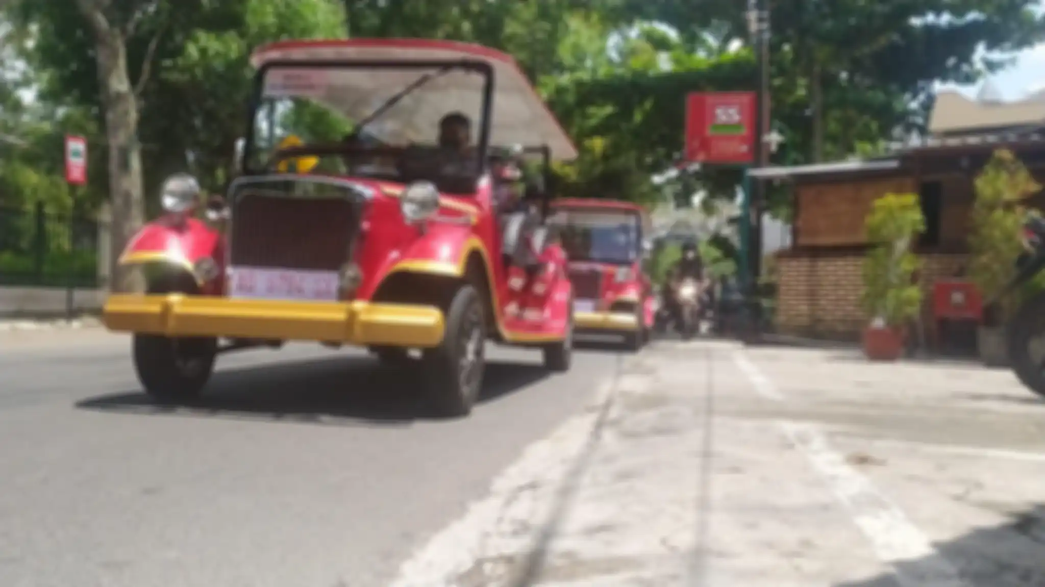 Di tengah euforia berbagi foto penampakan mobil listrik wisata di Solo, muncul kritik terhadap angkutan andalan Gibran Rakabuming ini.