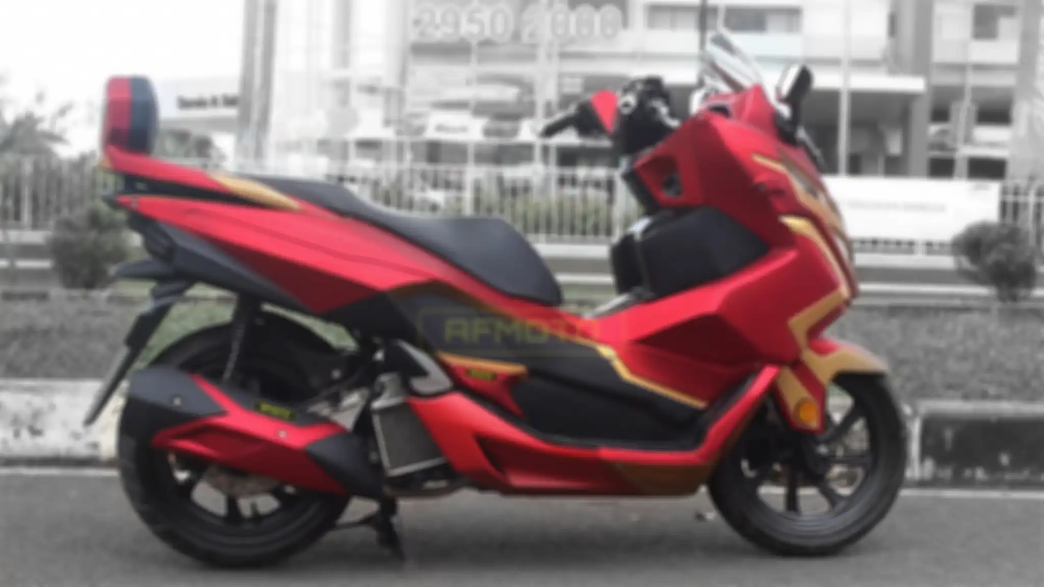 Tampak samping Honda PCX 150 Marvel.