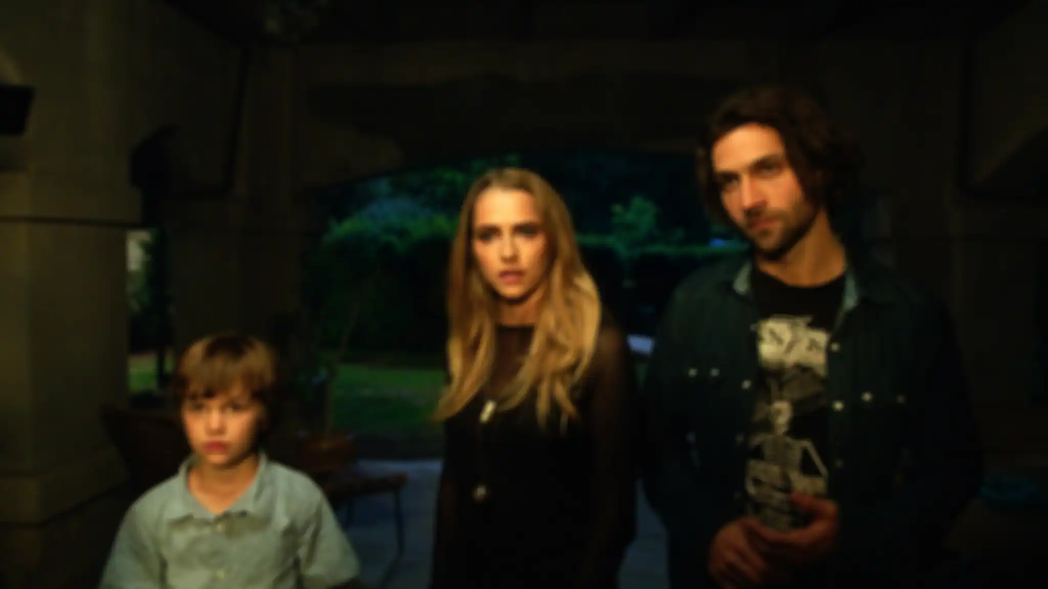 Teresa Palmer (Rebecca), Alexander DiPersia (Bret), dan Gabriel Bateman (Martin) dalam film Lights Out (2016)