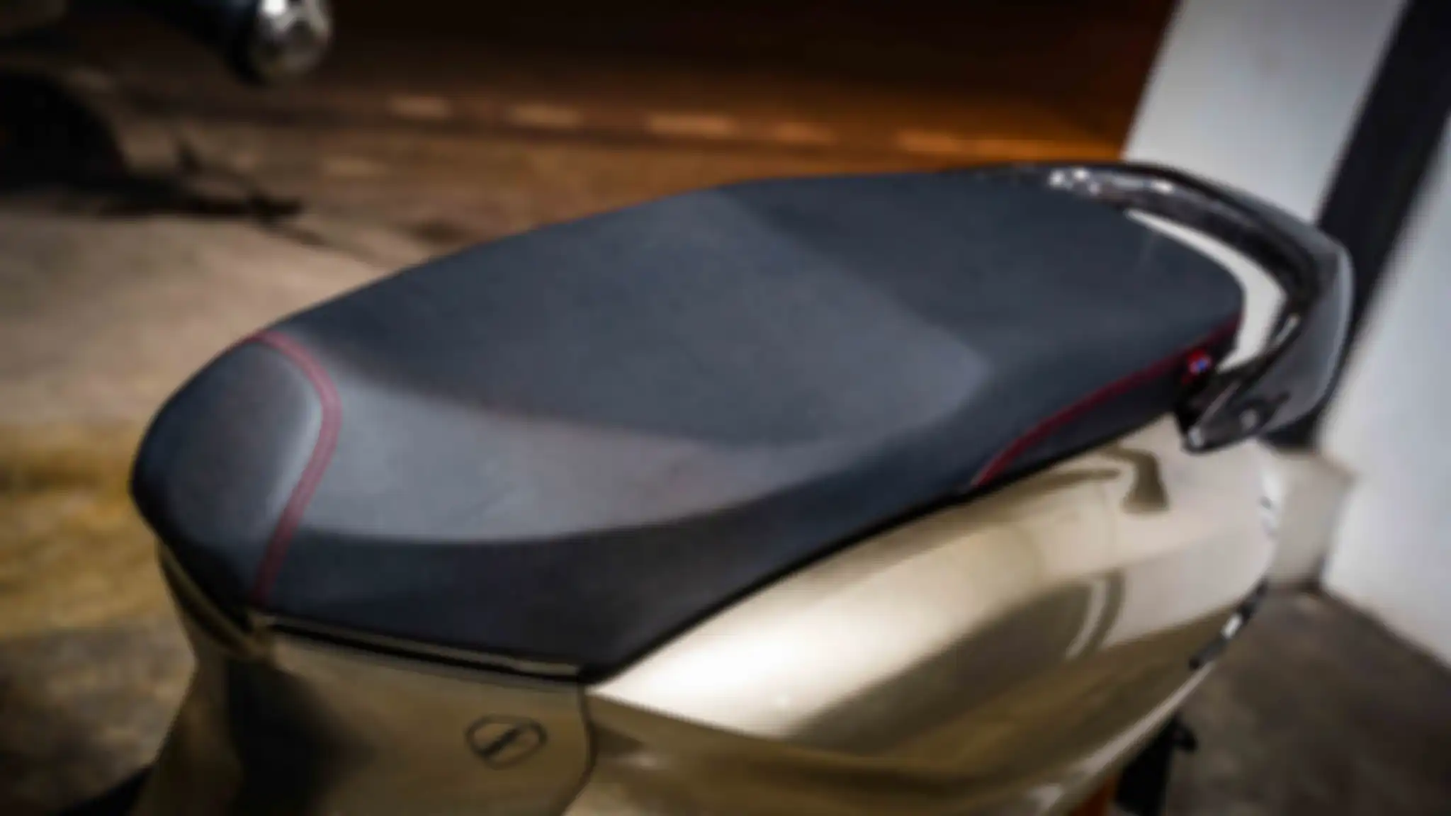 Jok Yamaha Grand Filano ini dicustom ulang lebih rata dan sporty. Bagian behel belakang dilapis carbon.