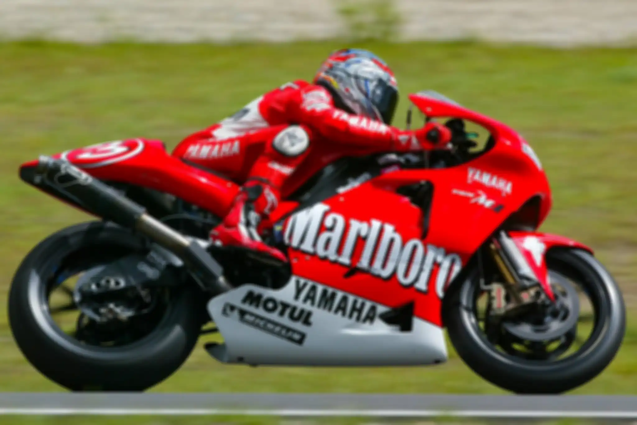 Yamaha YZR-M1 2002 disponsori produsen tembakau Marlboro