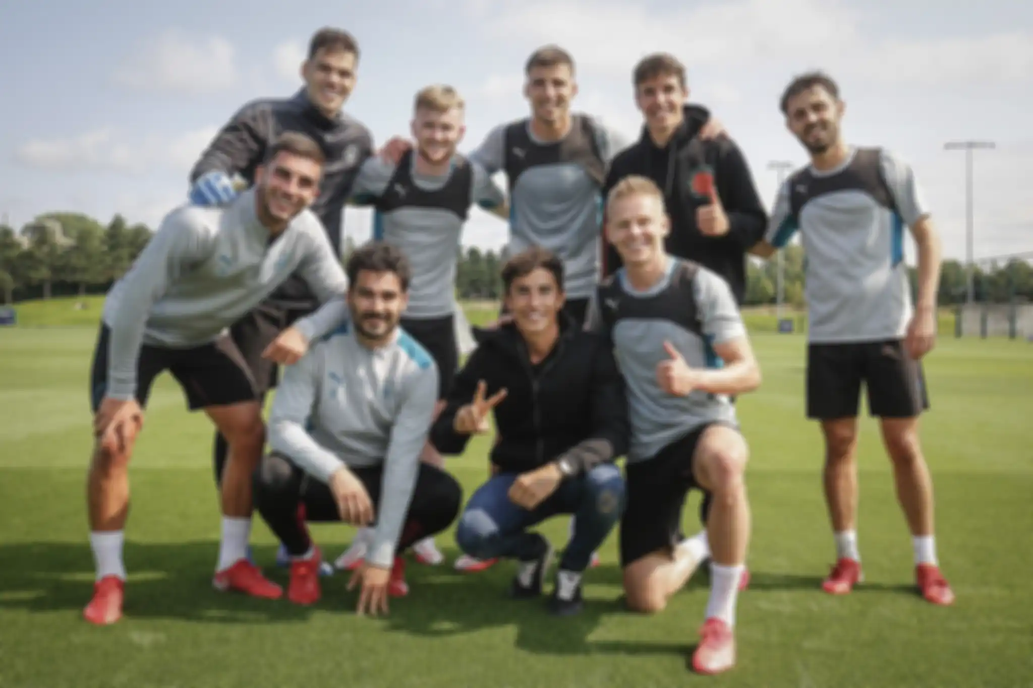 Marc dan Alex Marquez foto bareng para pemain Manchester City