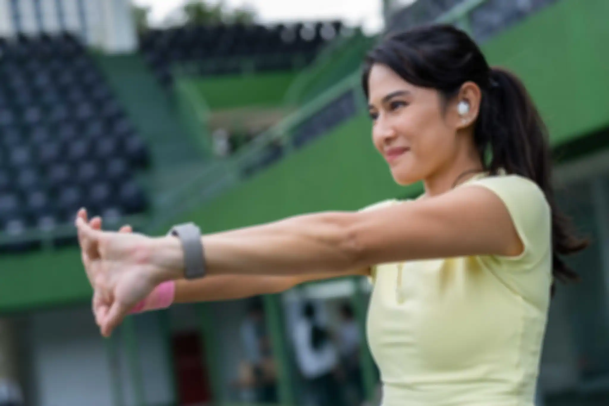Dian Sastro menggunakan Galaxy Earbud2 Pro