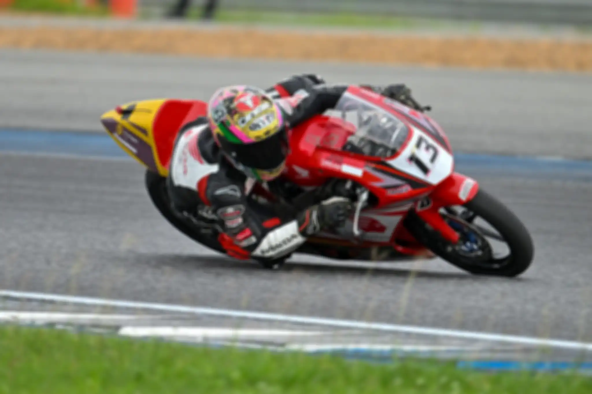 Aksi Decksa Almer membesut Honda NSF250R di ajang Thailand Talent Cup 2023. 