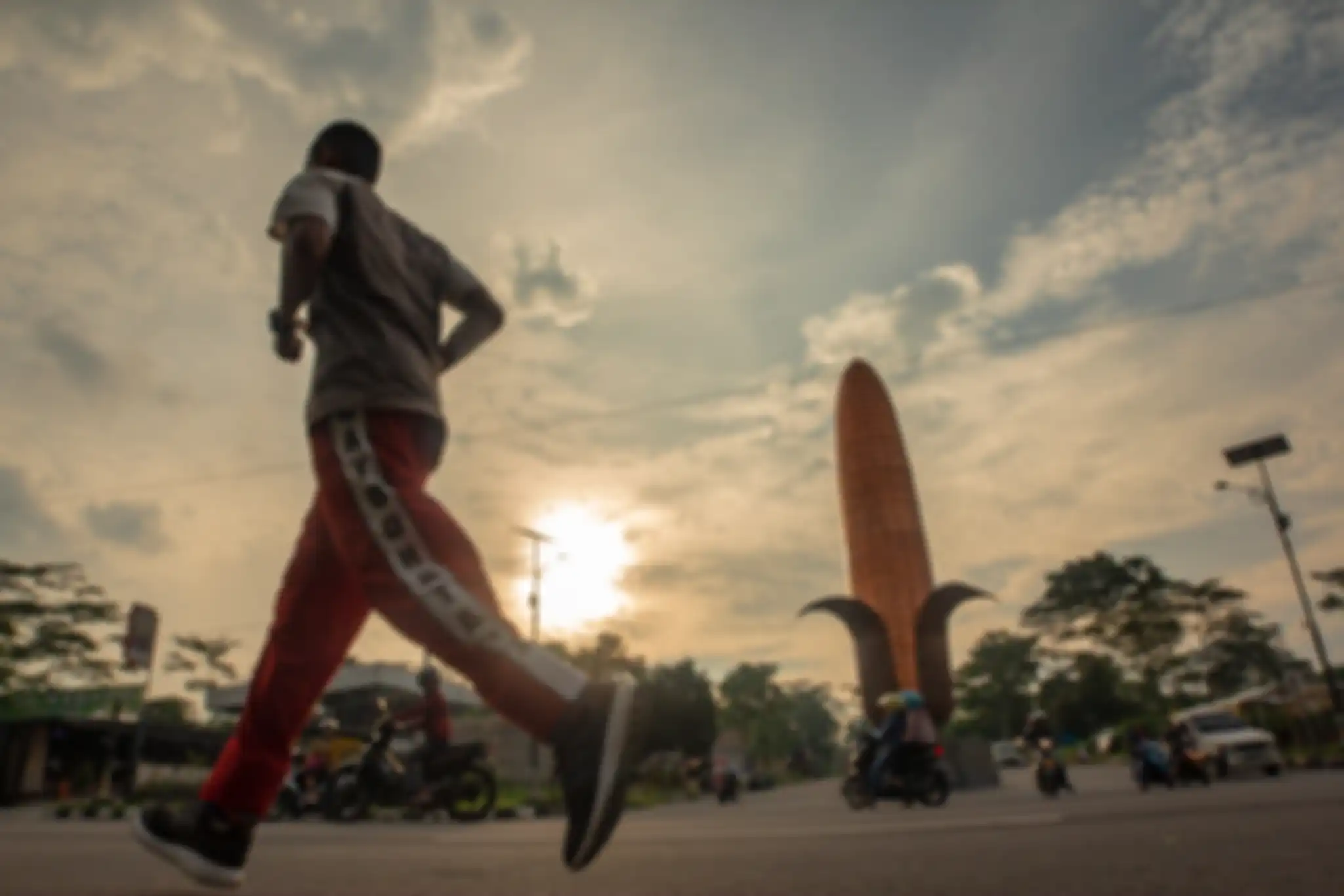 Ilustrasi pejalan kaki harus menggunakan jalan raya untuk jogging karena minimnya fasilitas pejalan kaki