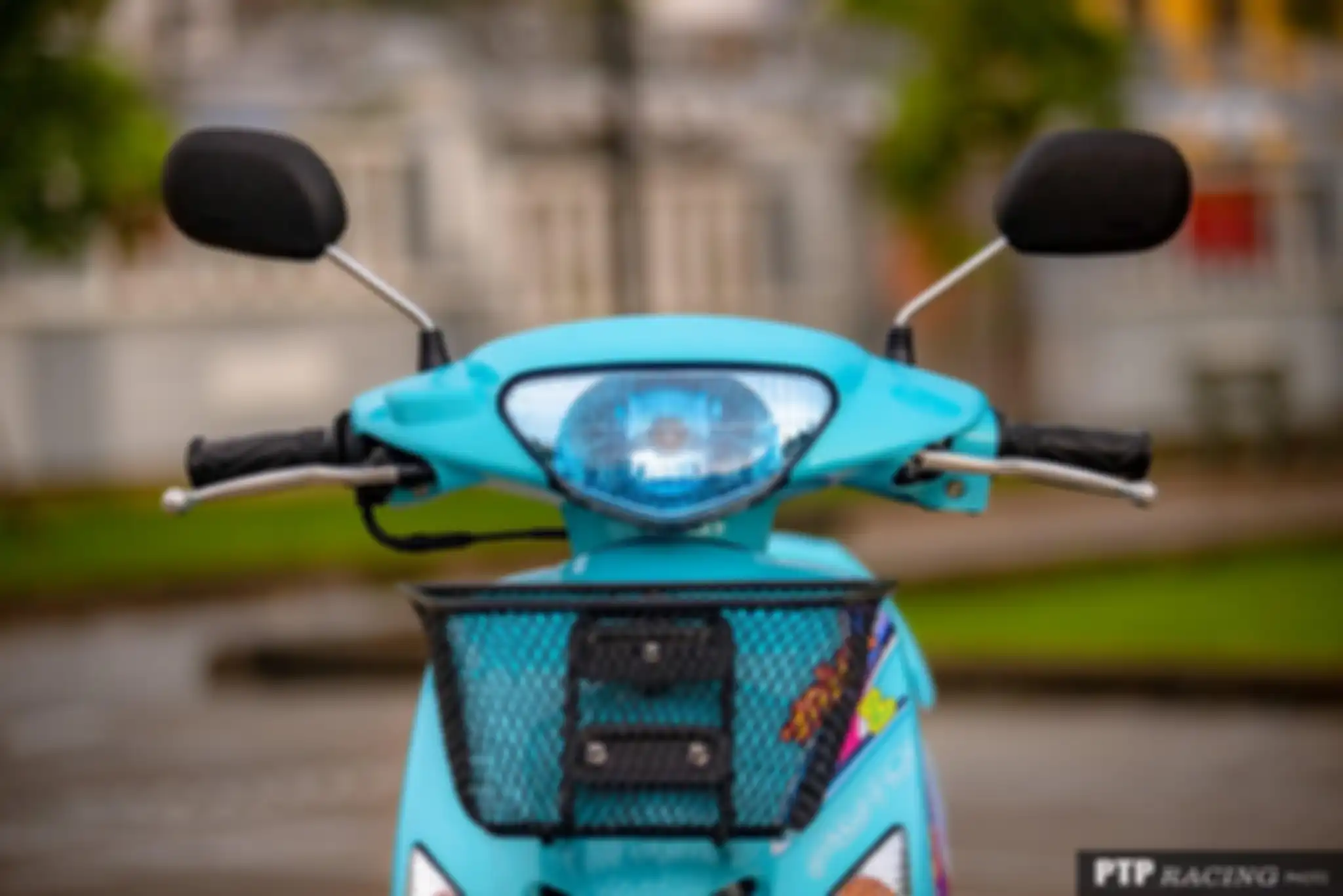 Reflektor headlamp berwarna biru dan terpasang keranjang di depan.