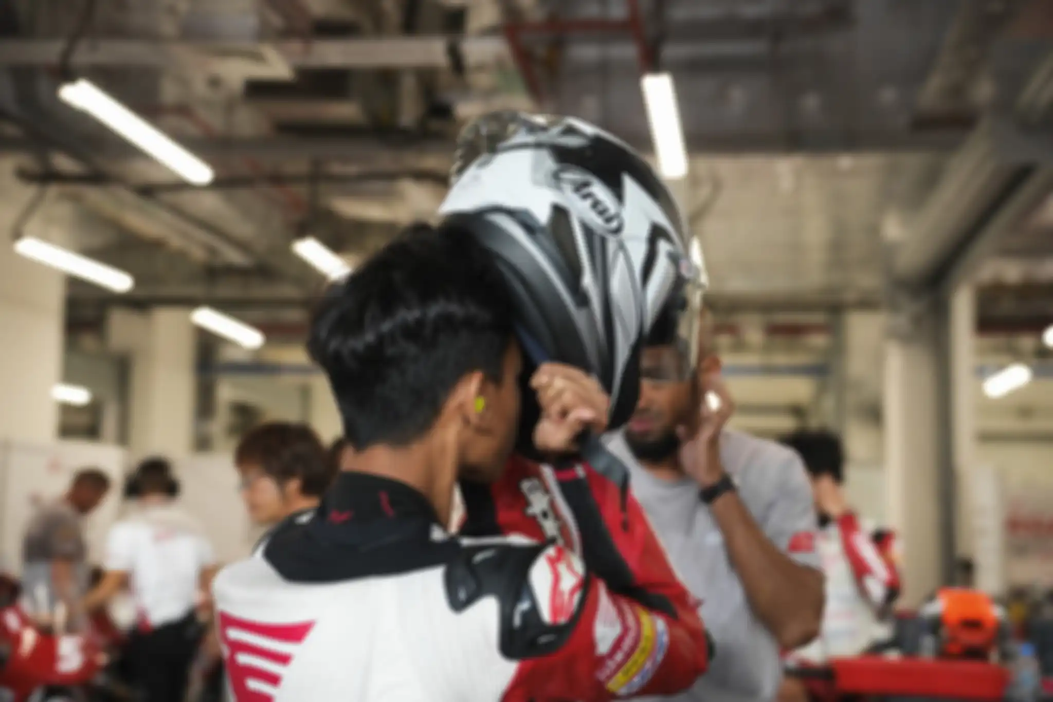Veda Ega pakai helm Arai RX7X spek balap