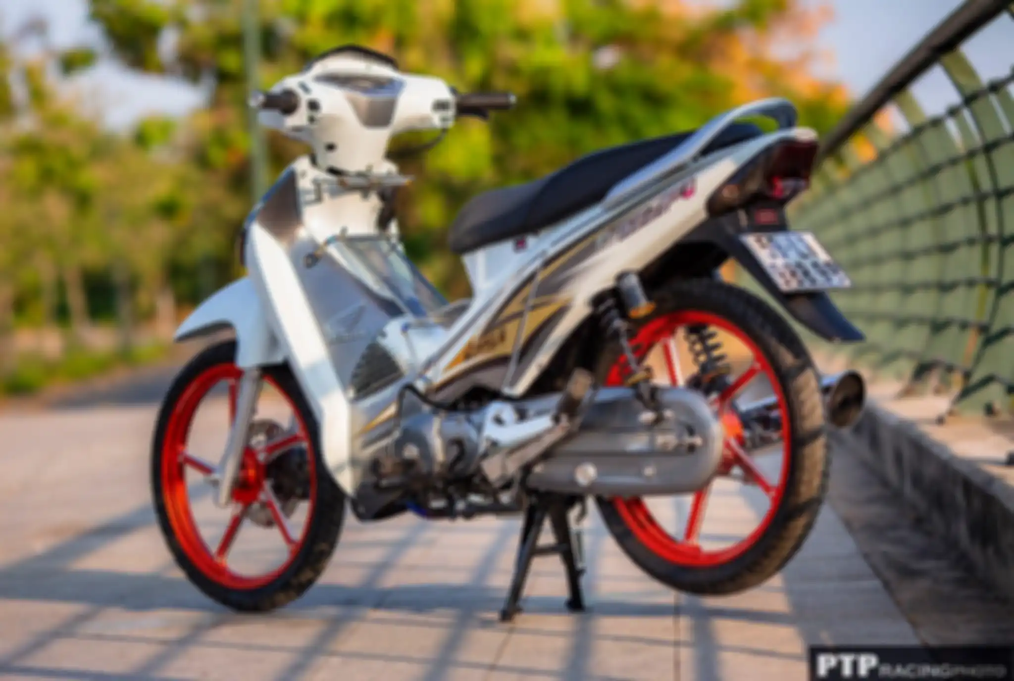 Kelir body dan decal stiker di Honda Future Neo alias Honda Supra X 125 ini dibuat elegan.