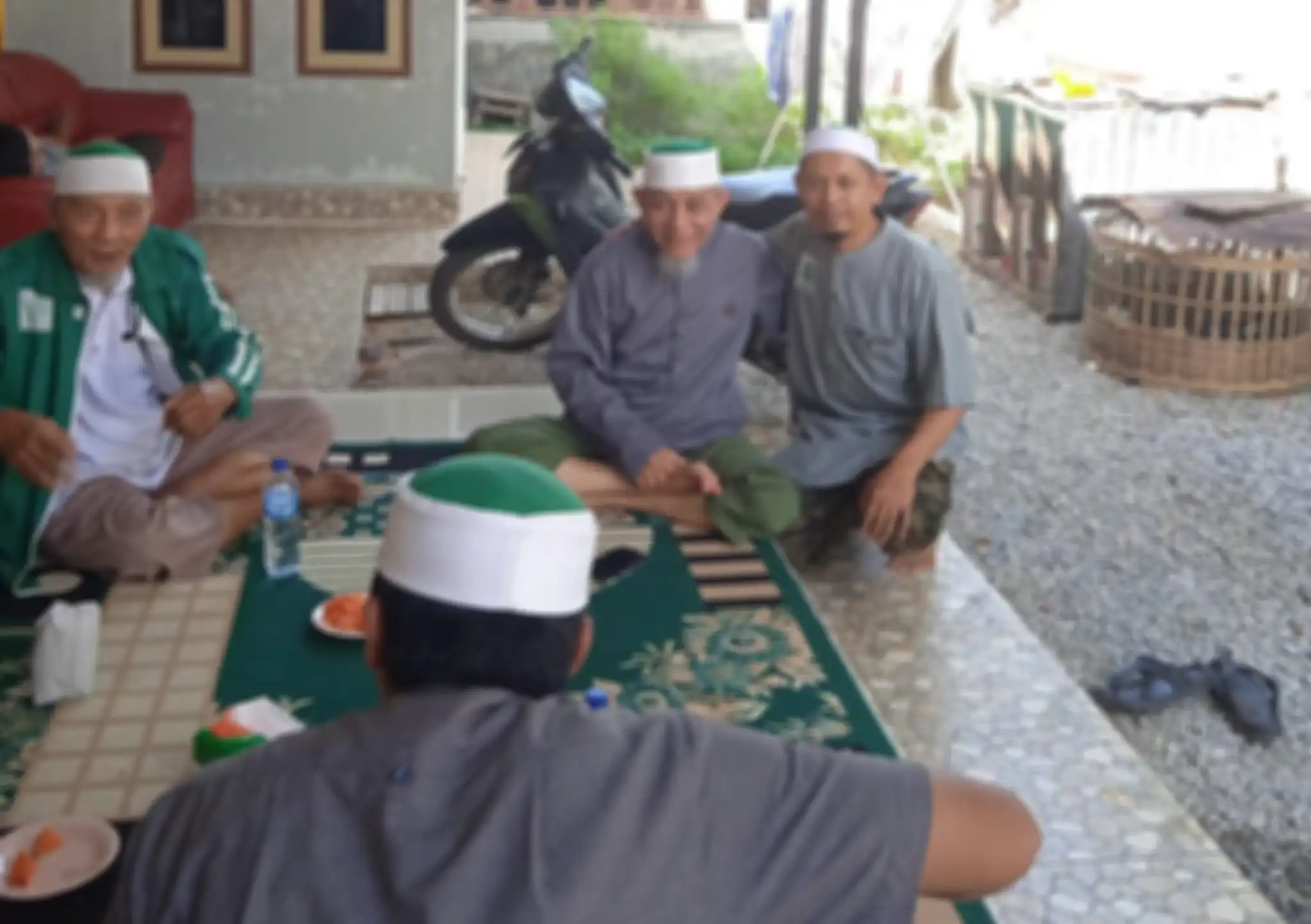 Pendiri Khilafatul Muslimin yang pamer kekuatan di jalanan itu pernah terlibat dalam kasus pengeboman Candi Borobudur. Ini foto tampangnya. 