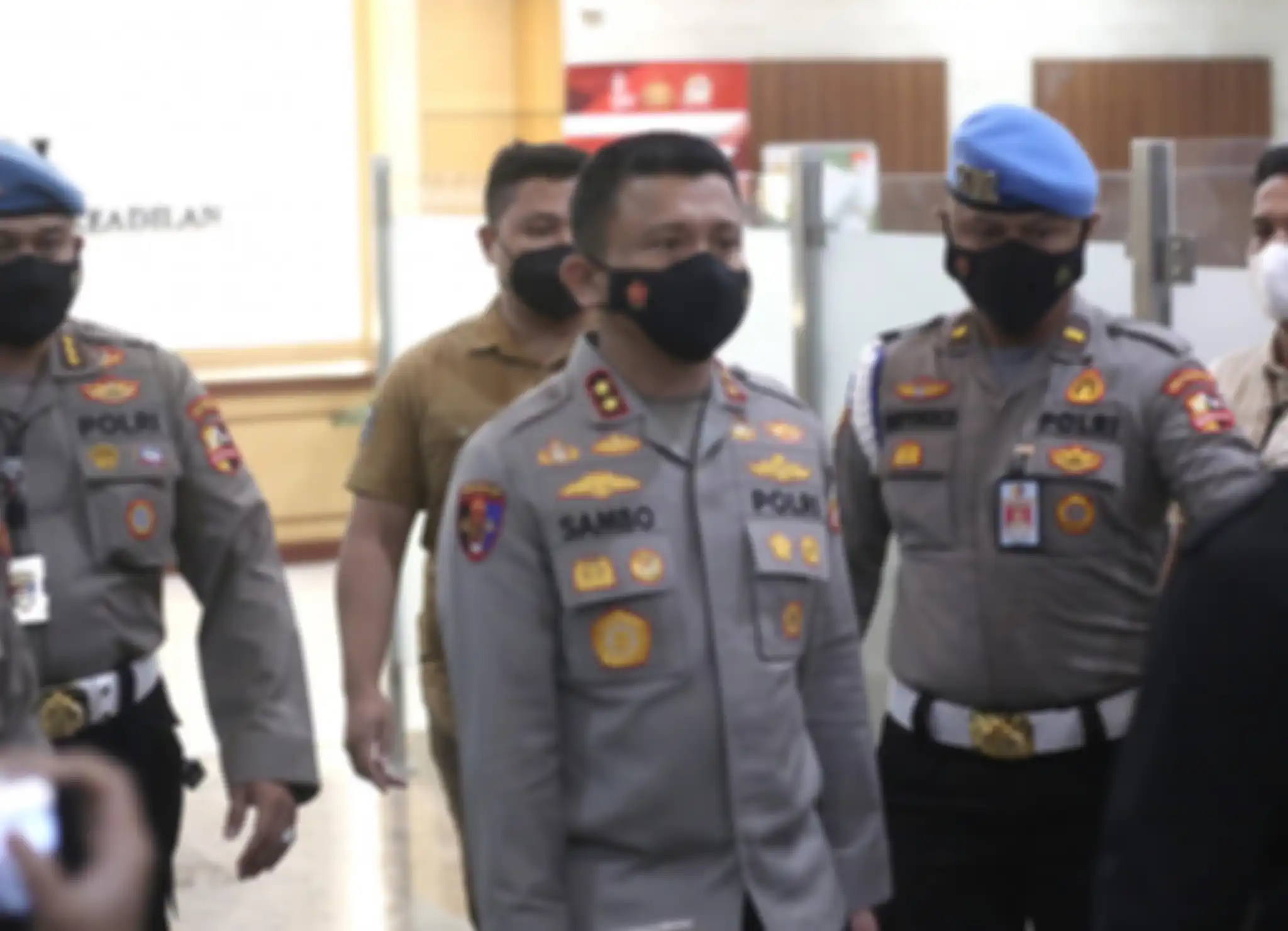 Bharada E yang ditahan di Rutan Bareskrim akhirnya mau bicara dari hati ke hati demi lakukan ini. Irjen Ferdy Sambo belum jadi tersangka.