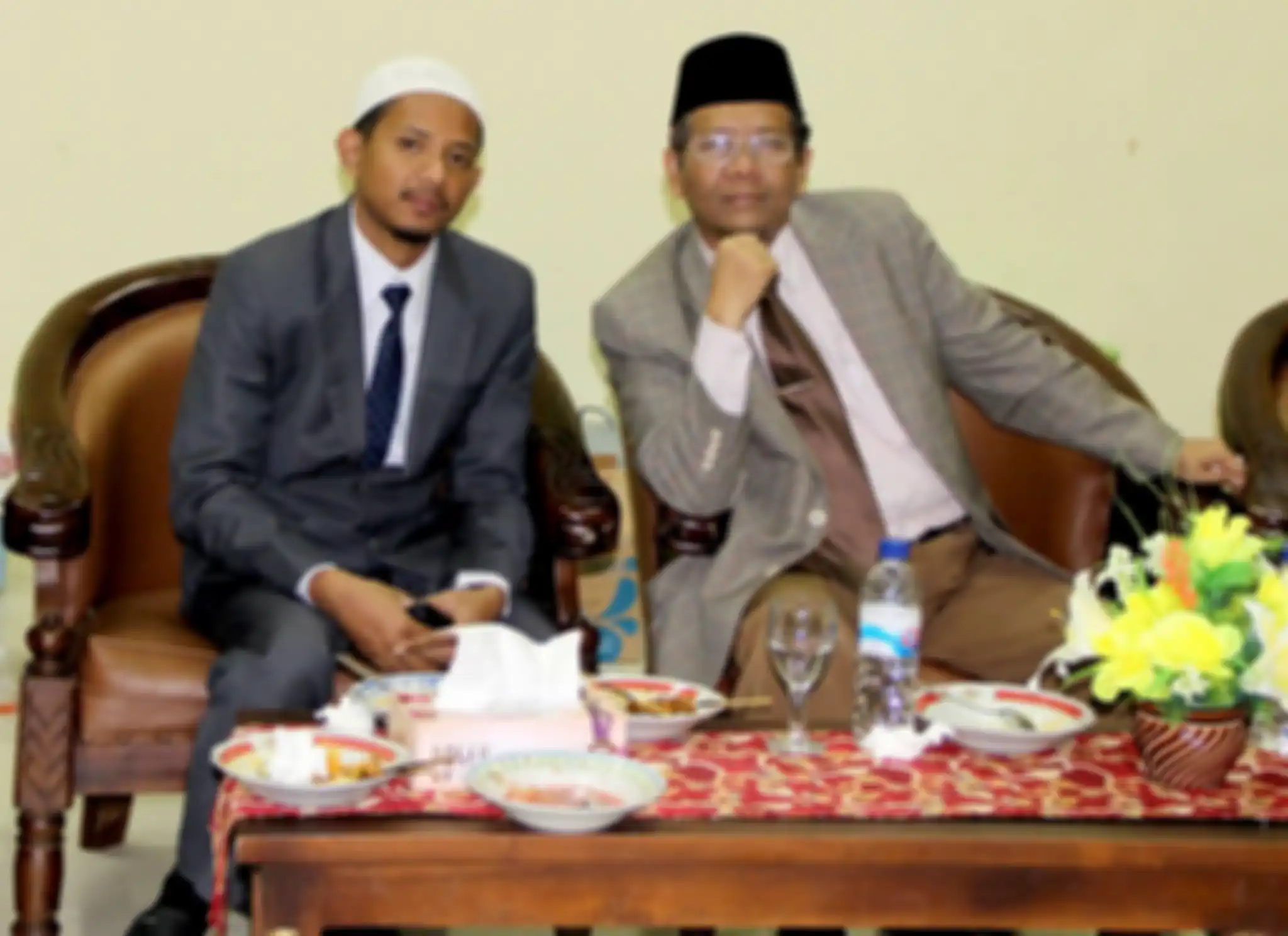 Pengacara keluarga Brigadir J yang meminta penyidik periksa petir sampai bikin mantan Ketua MK tersenyum kecut. Foto sang ahli hukum dicari. 